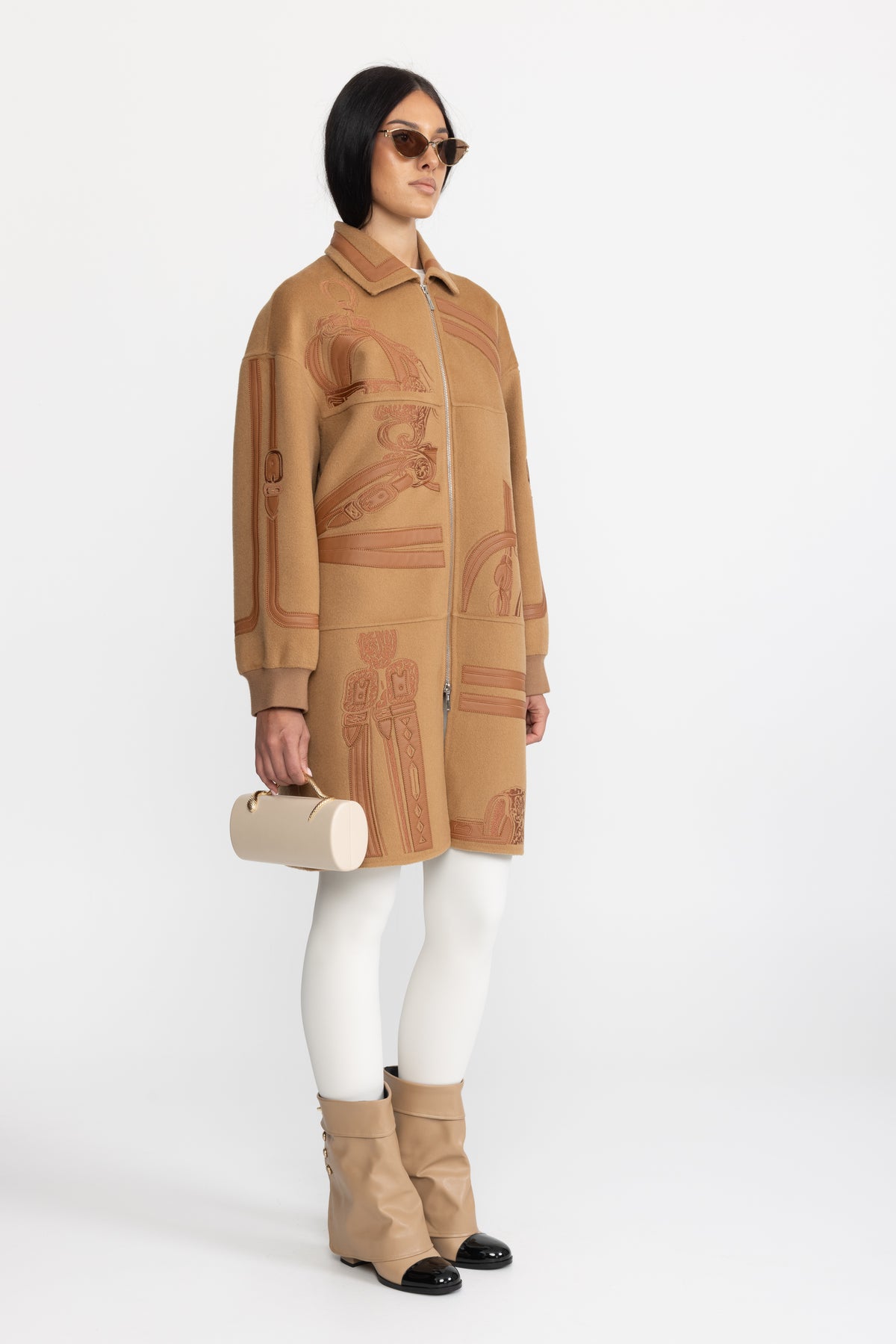 Cappotto con zip in lana ricamata con applicazione equestre - Cammello 