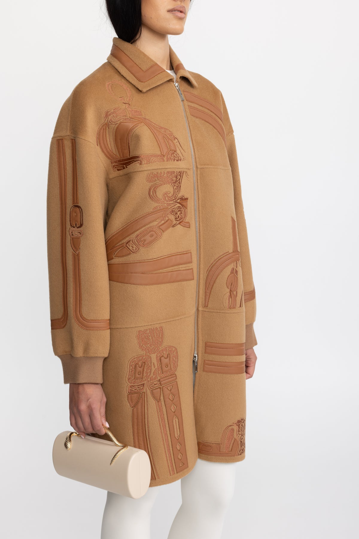Cappotto con zip in lana ricamata con applicazione equestre - Cammello 