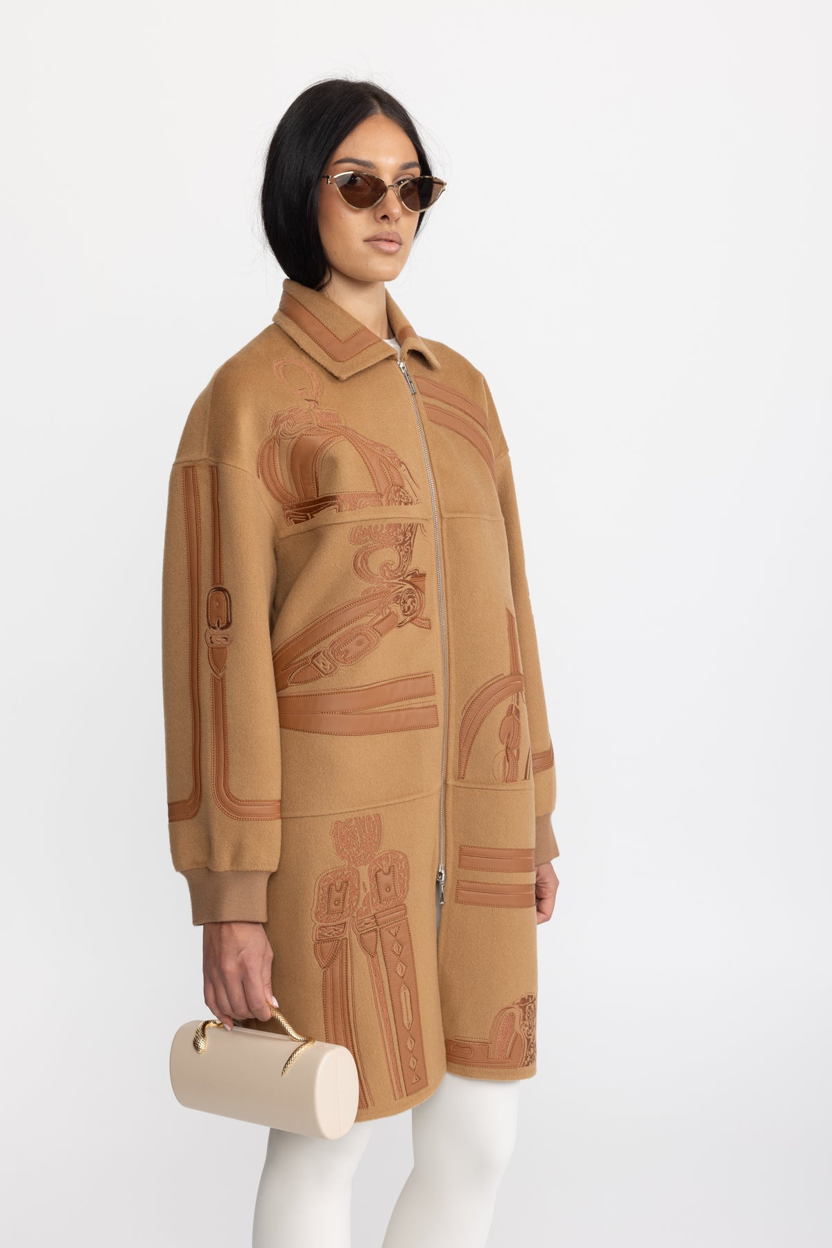 Cappotto con zip in lana ricamata con applicazione equestre - Cammello 