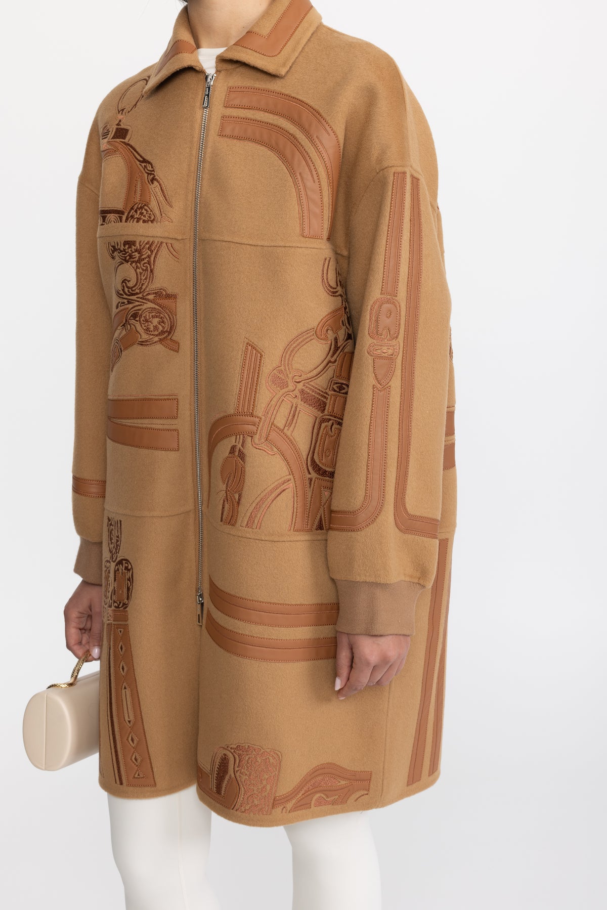 Cappotto con zip in lana ricamata con applicazione equestre - Cammello 