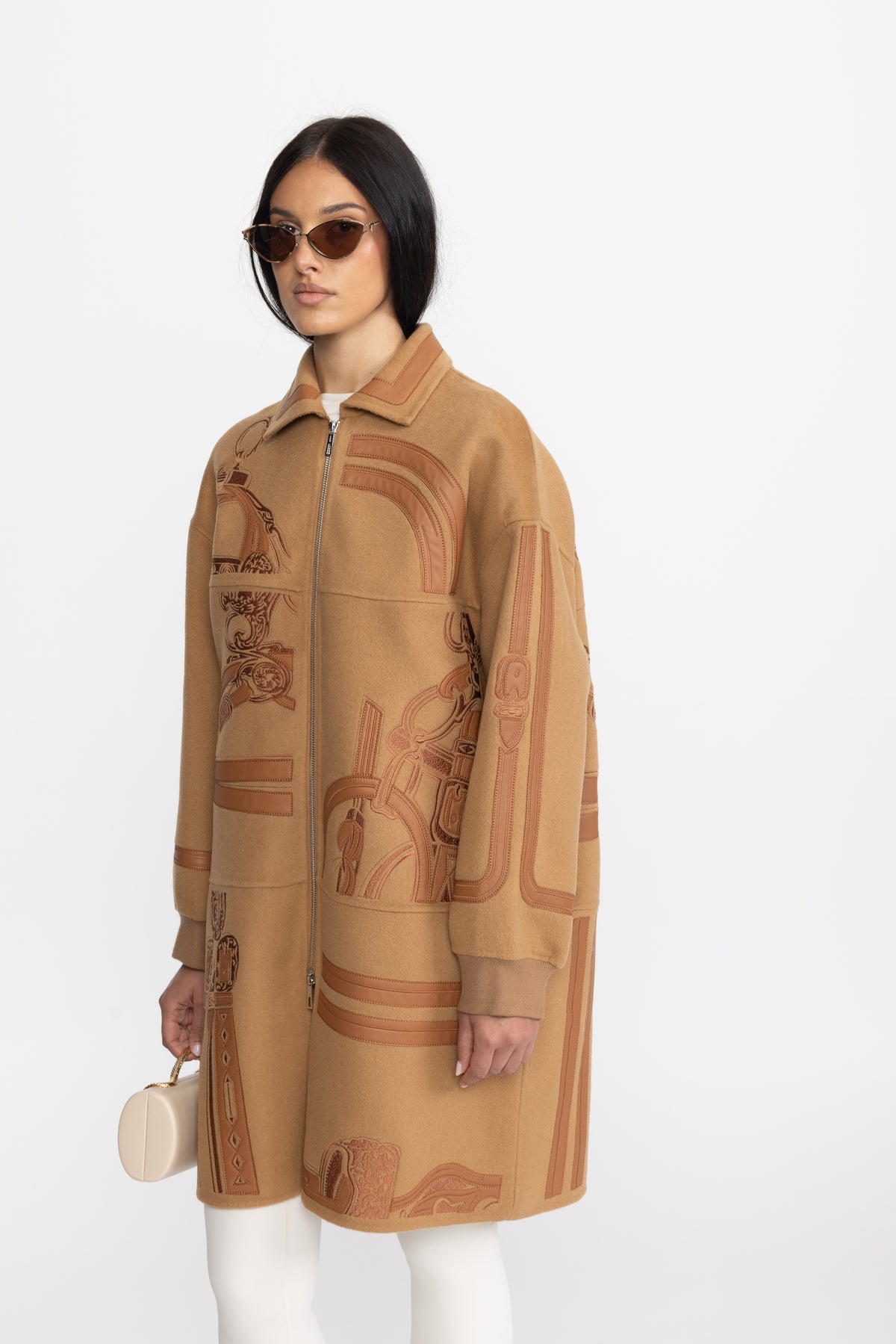 Cappotto con zip in lana ricamata con applicazione equestre - Cammello 