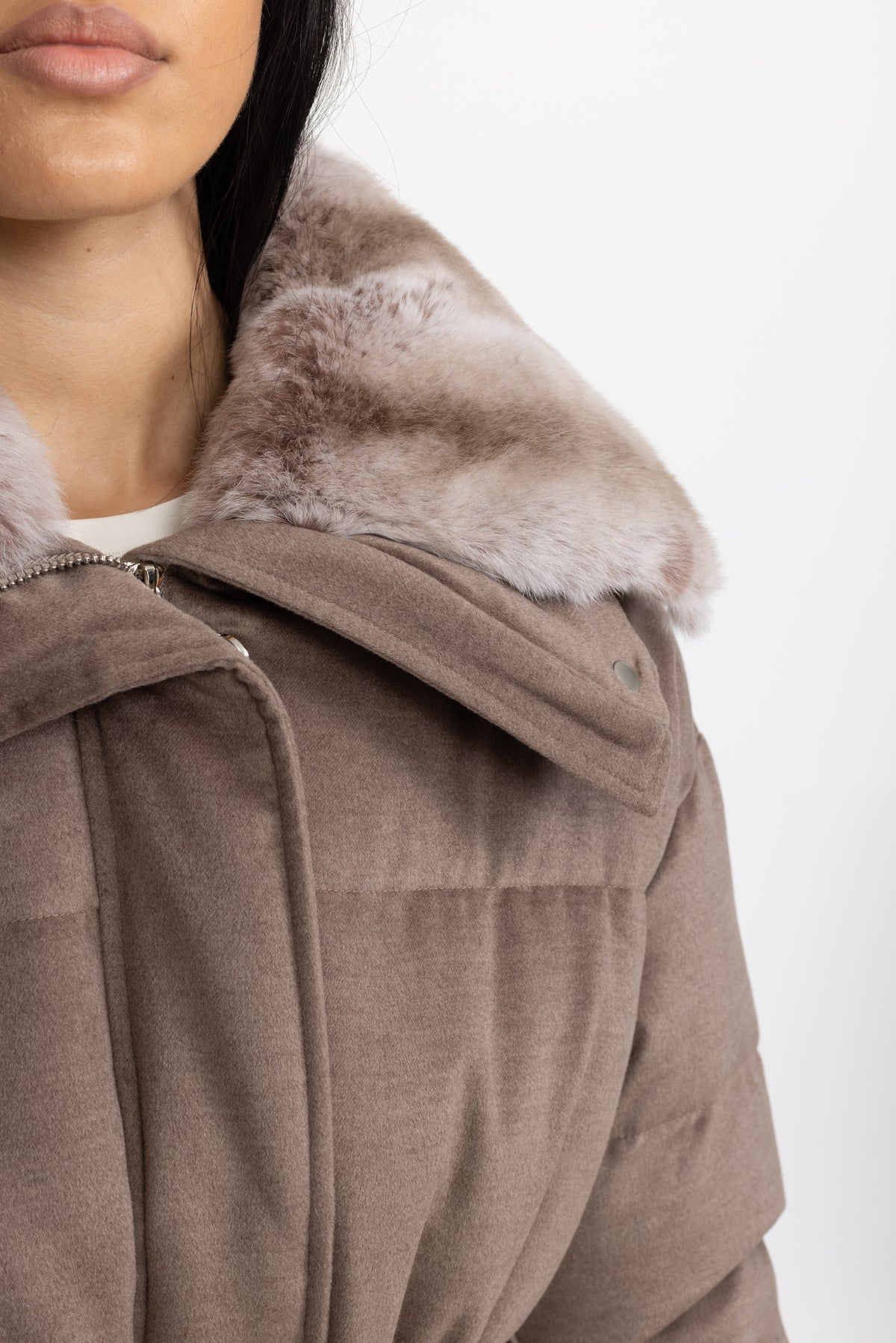 Piumino in cotone e seta con collo in pelliccia di rex rabbit - taupe 