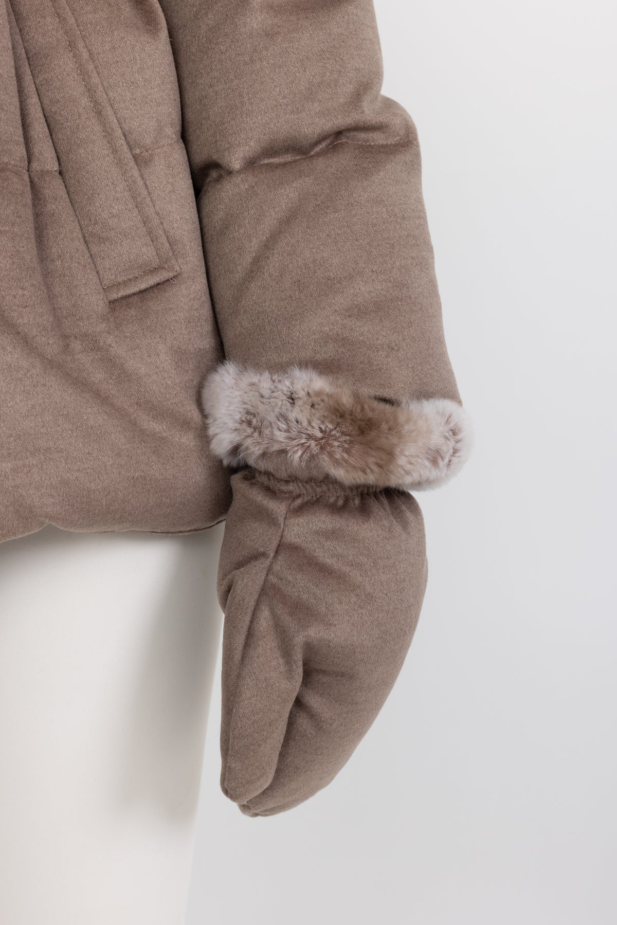 Piumino in cotone e seta con collo in pelliccia di rex rabbit - taupe 