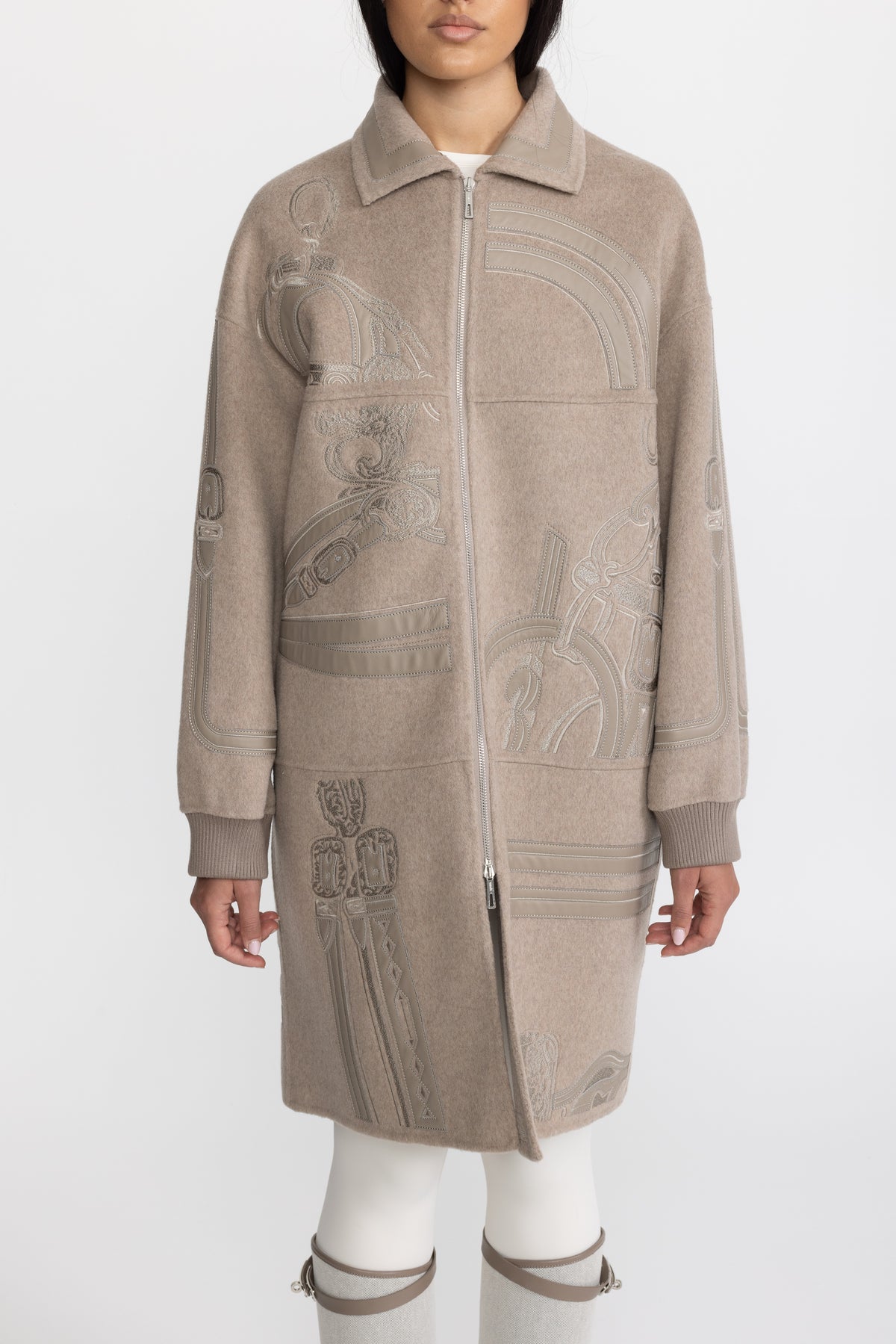 Cappotto in lana con zip e ricamo appliqué equestre - Taupe 