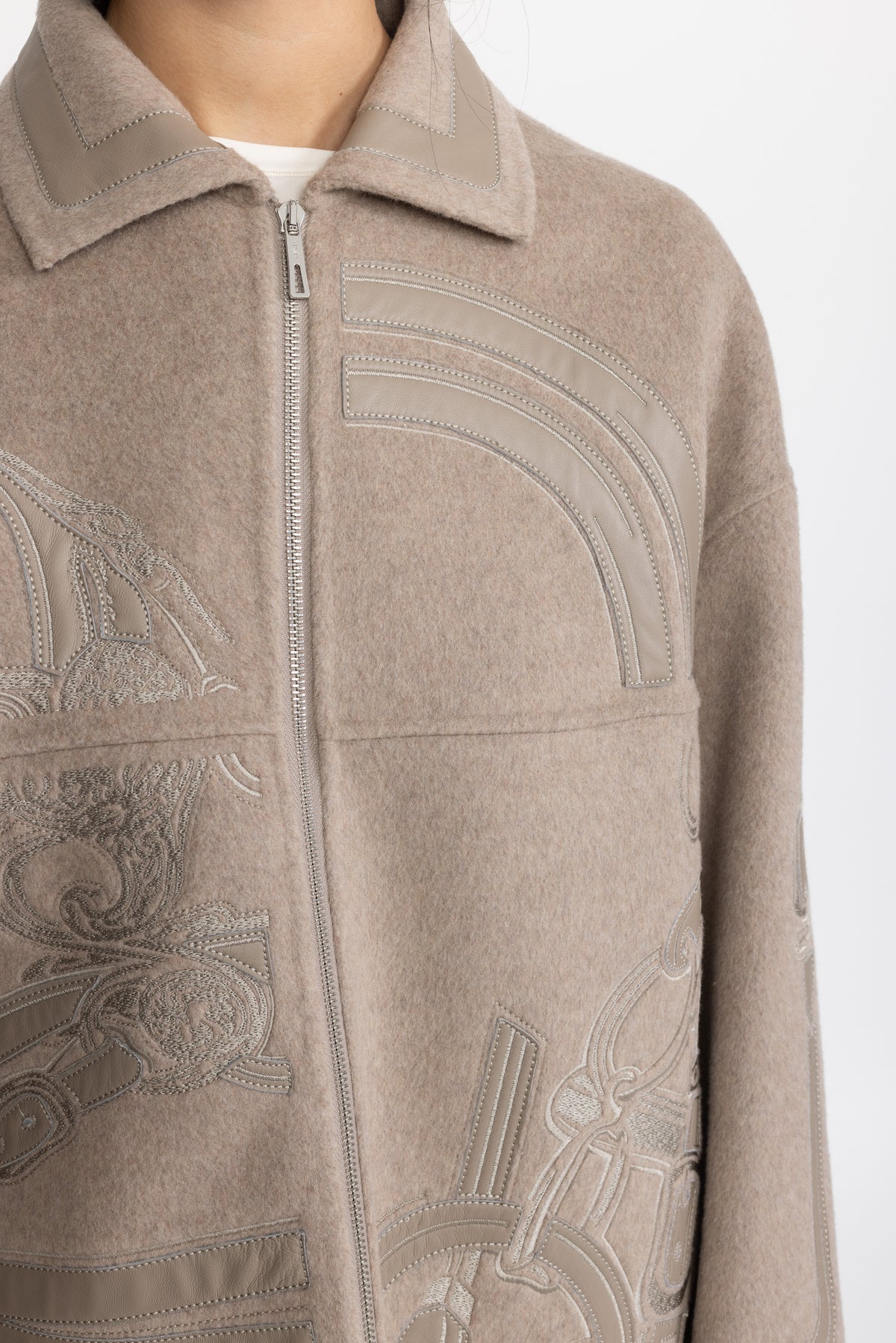 Cappotto in lana con zip e ricamo appliqué equestre - Taupe 