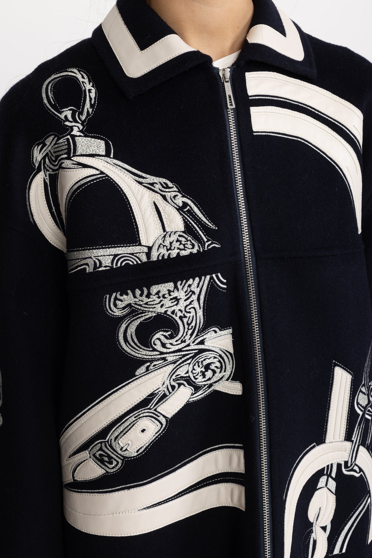 Cappotto con zip in lana ricamata con applicazione equestre - Blu navy 