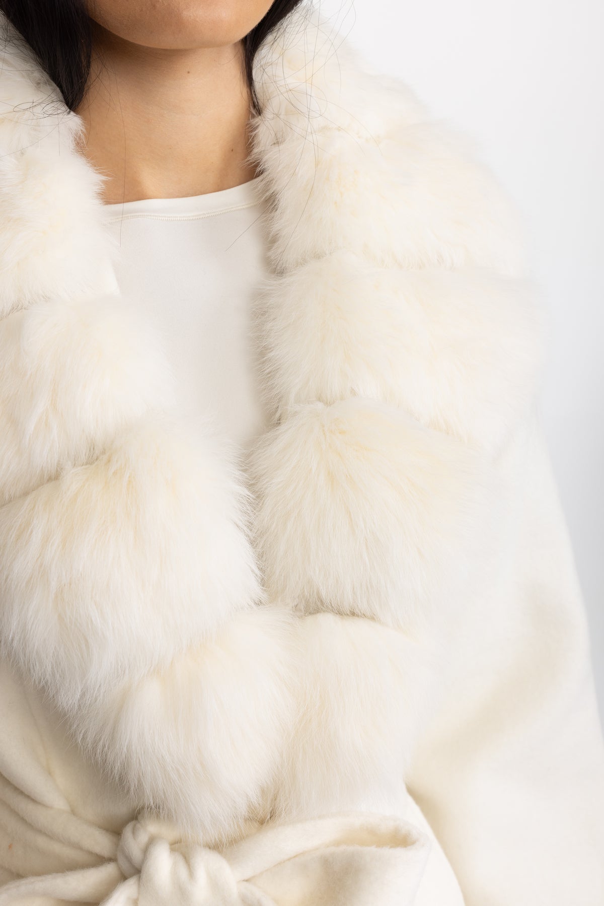 Cappotto avvolgente in lana con colletto in pelliccia di volpe e cintura a fiocco – Ivoire 
