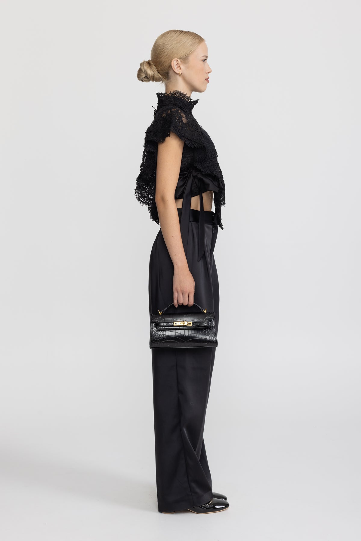 Top in pizzo trasparente con collo alto e ruches - Nero 