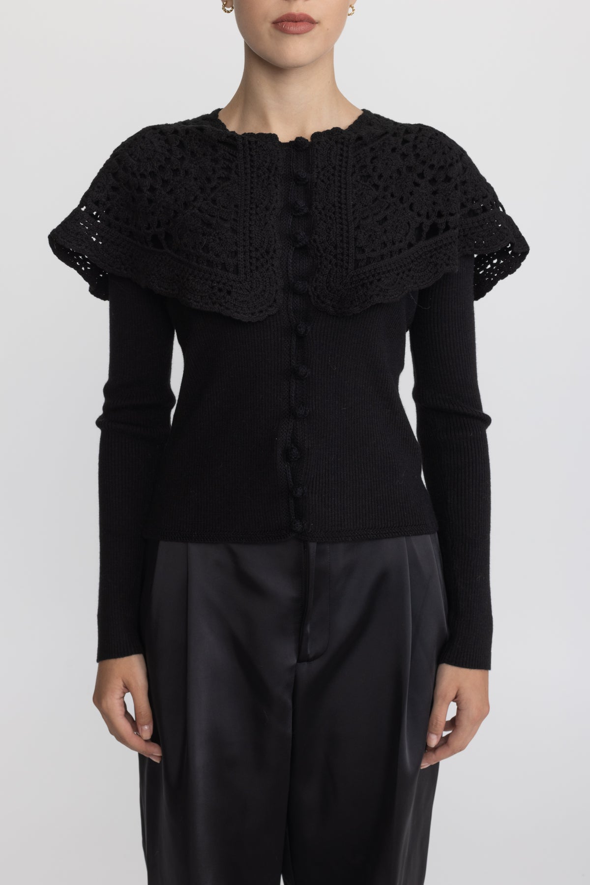 Cardigan in maglia a costine con colletto capelet all’uncinetto - Nero 