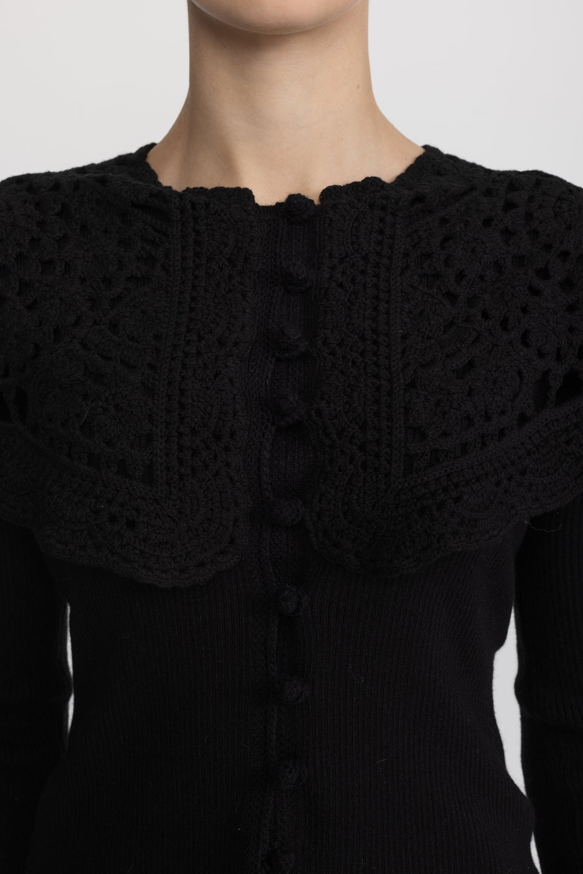 Cardigan in maglia a costine con colletto capelet all’uncinetto - Nero 
