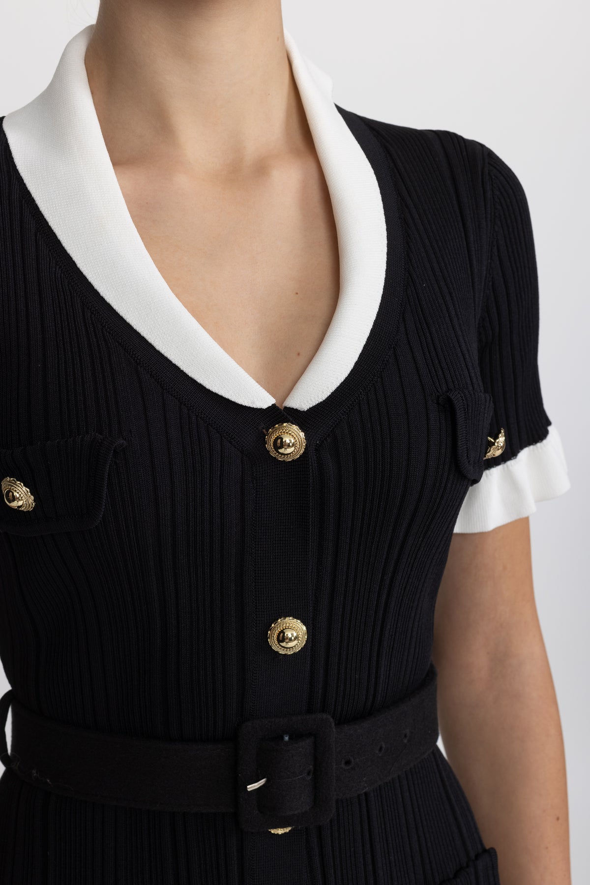 Abito mini in maglia a coste con colletto a contrasto e cintura - Nero 