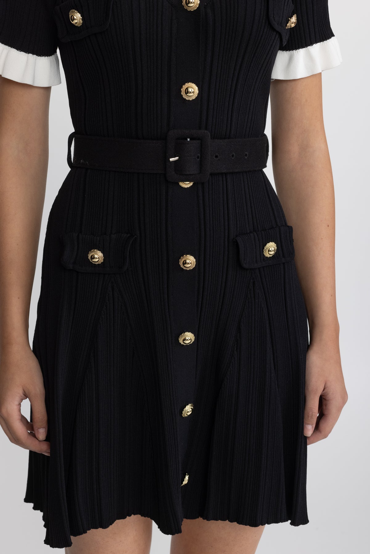Abito mini in maglia a coste con colletto a contrasto e cintura - Nero 