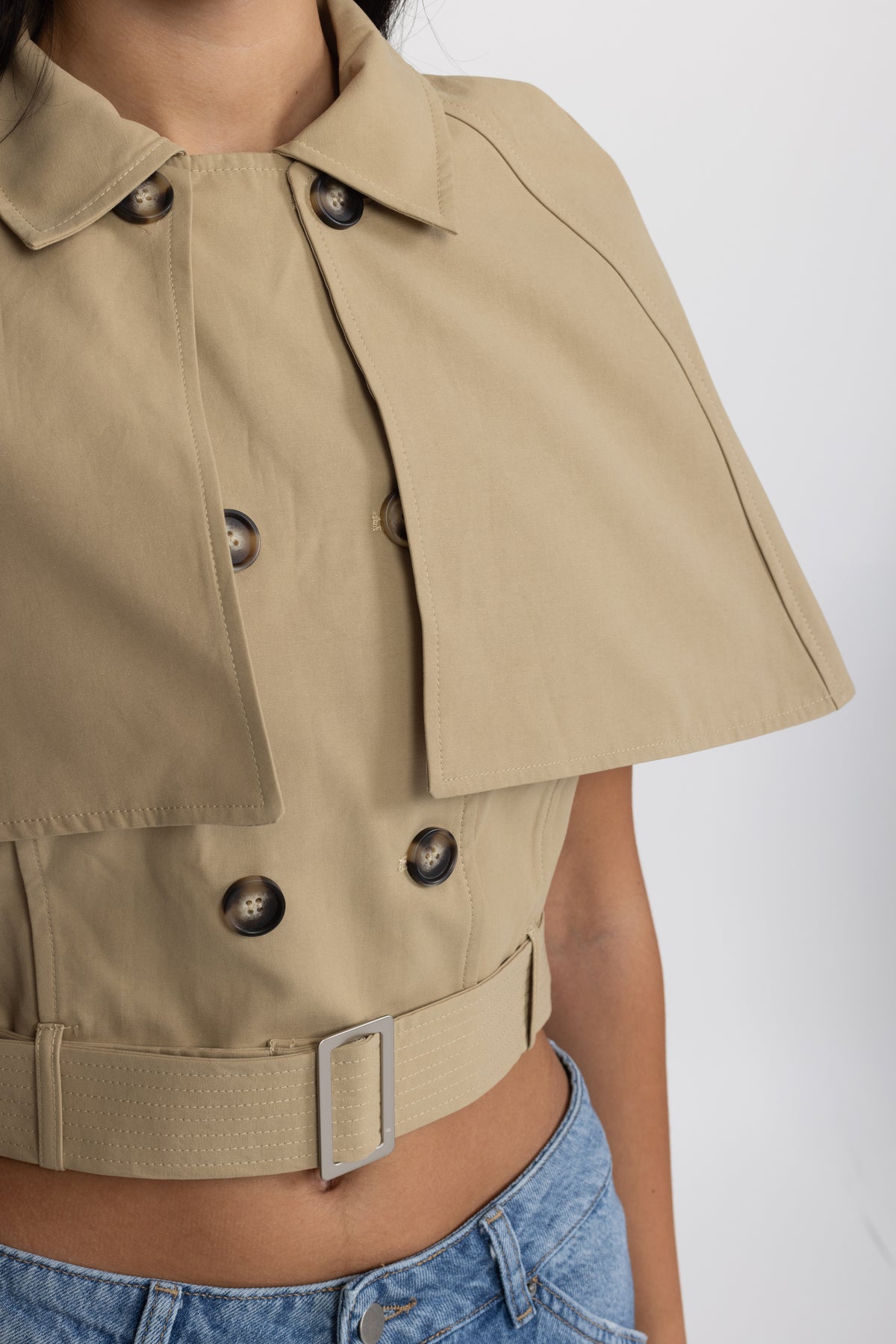 Top cropped trench a mantella con cintura - kaki 