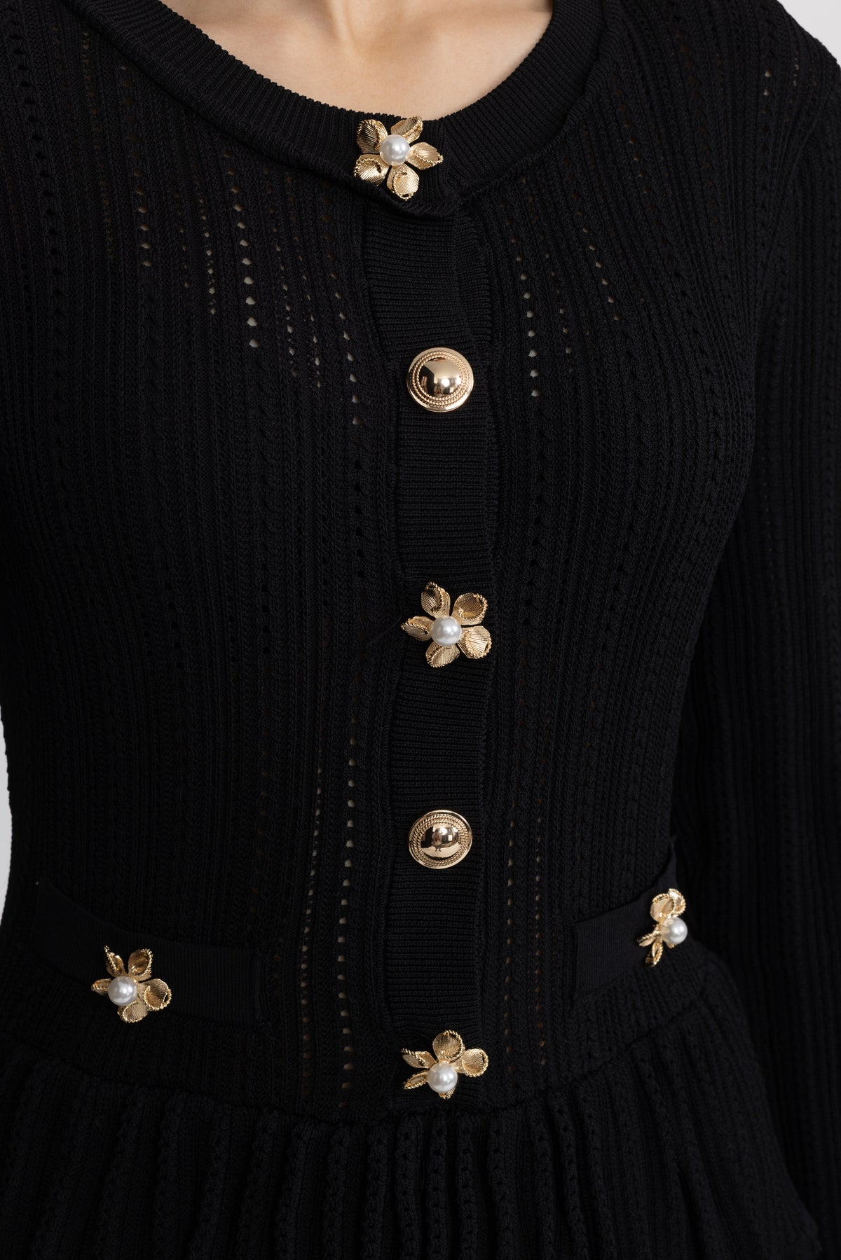 Abito mini peplum in maglia pointelle con bottoni a fiore - Nero 