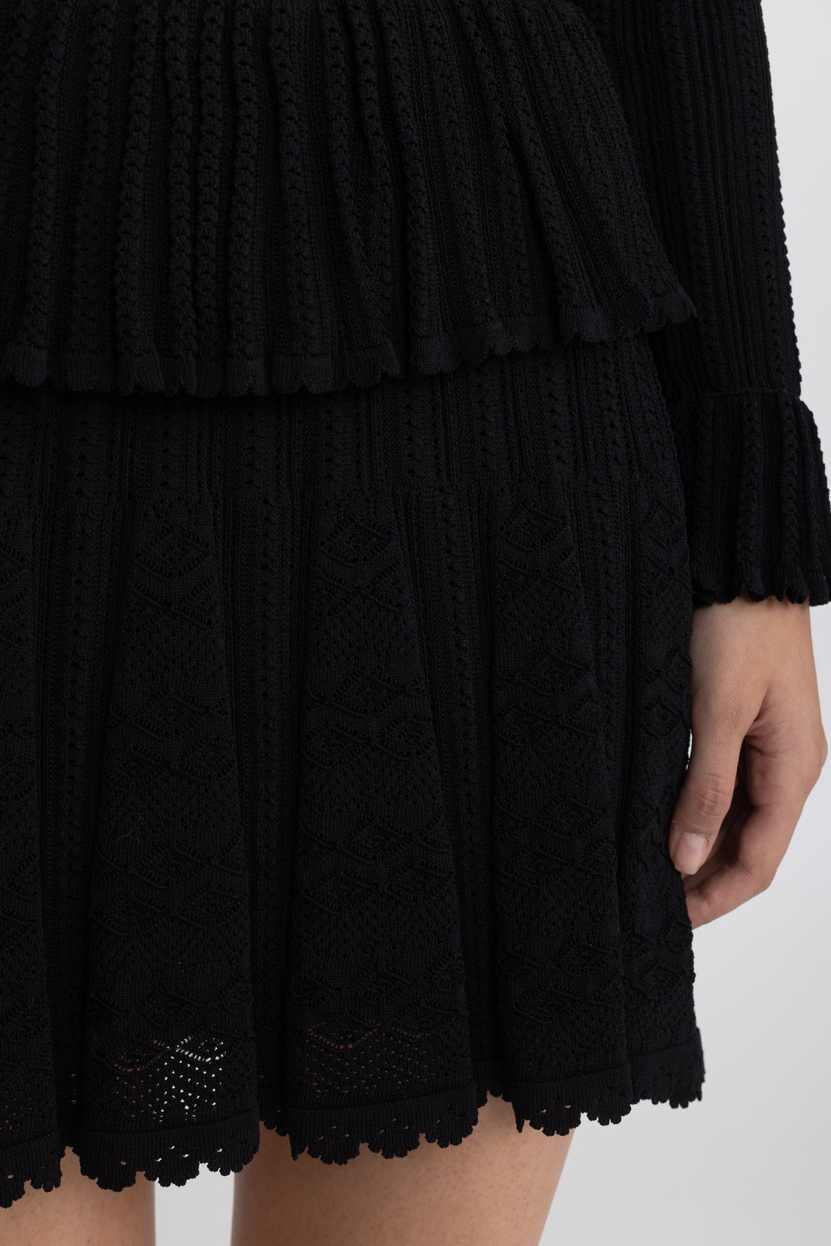Abito mini peplum in maglia pointelle con bottoni a fiore - Nero 