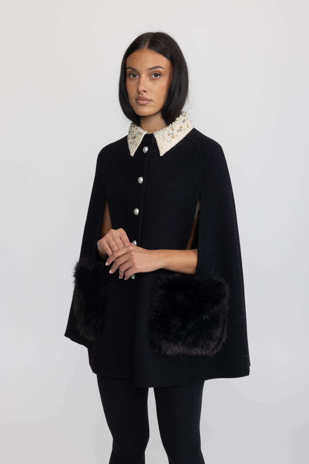 Mantella con colletto impreziosito da perle e tasche in eco-pelliccia - Nero 