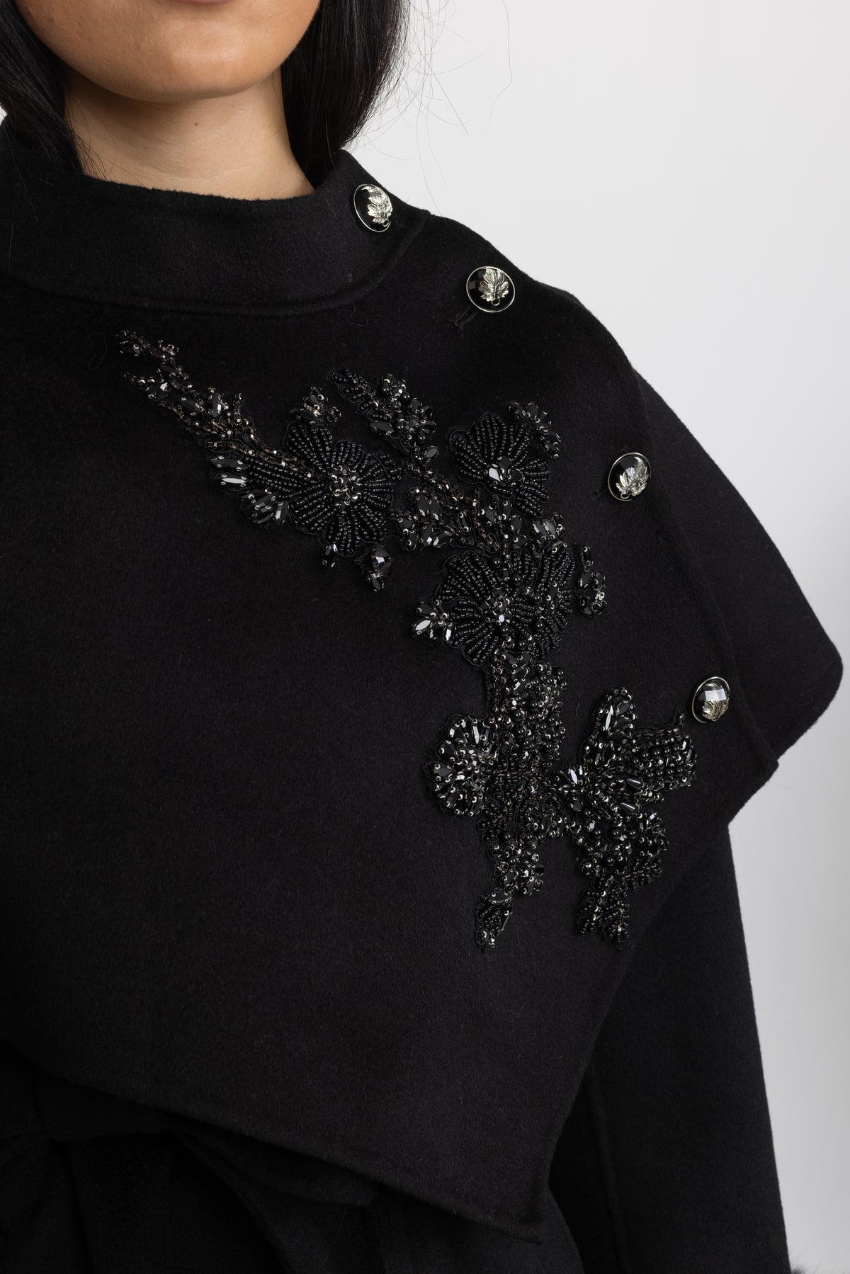 Cappotto in lana con mantellina ricamata e polsini in pelliccia di volpe - Nero 
