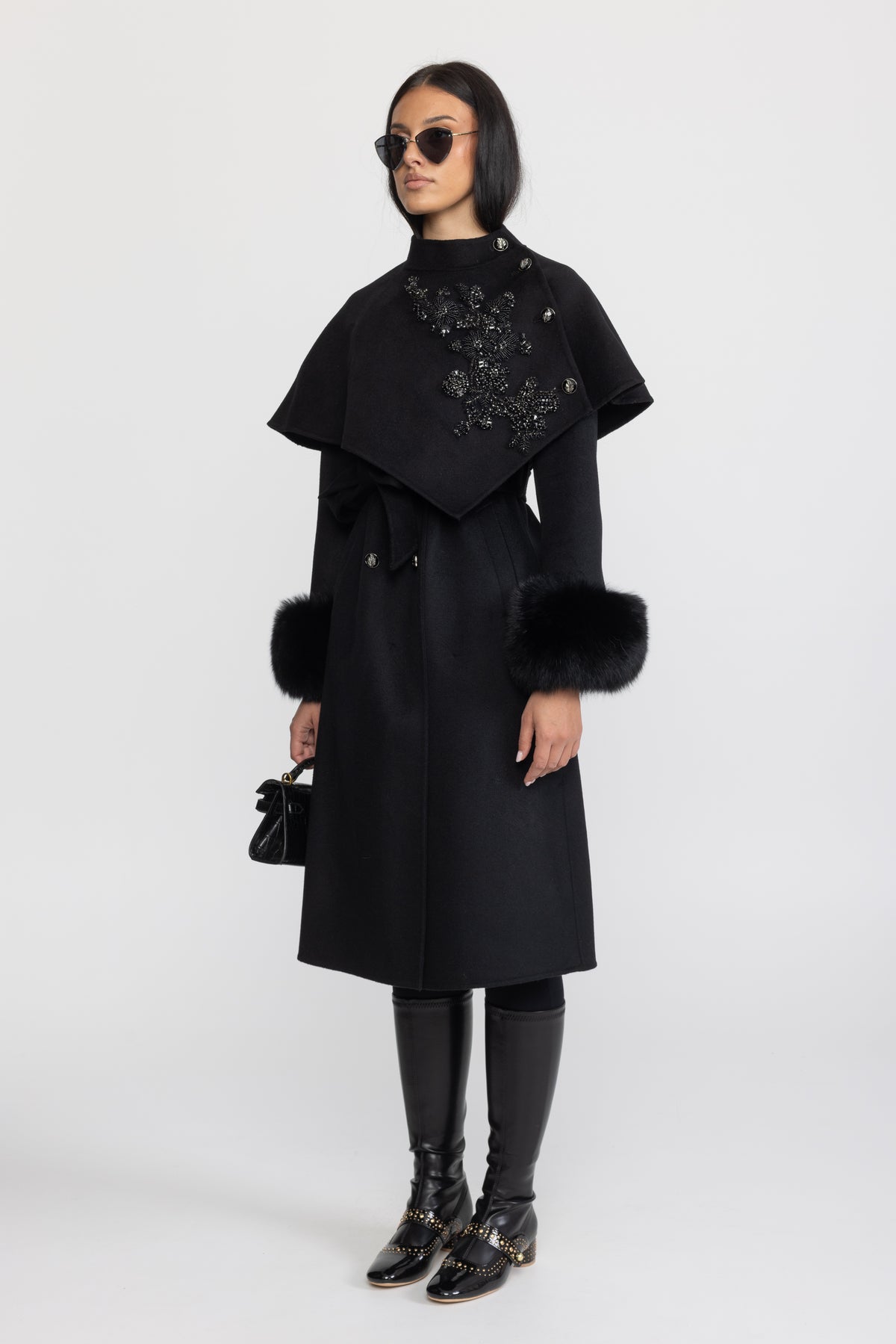 Cappotto in lana con mantellina ricamata e polsini in pelliccia di volpe - Nero 