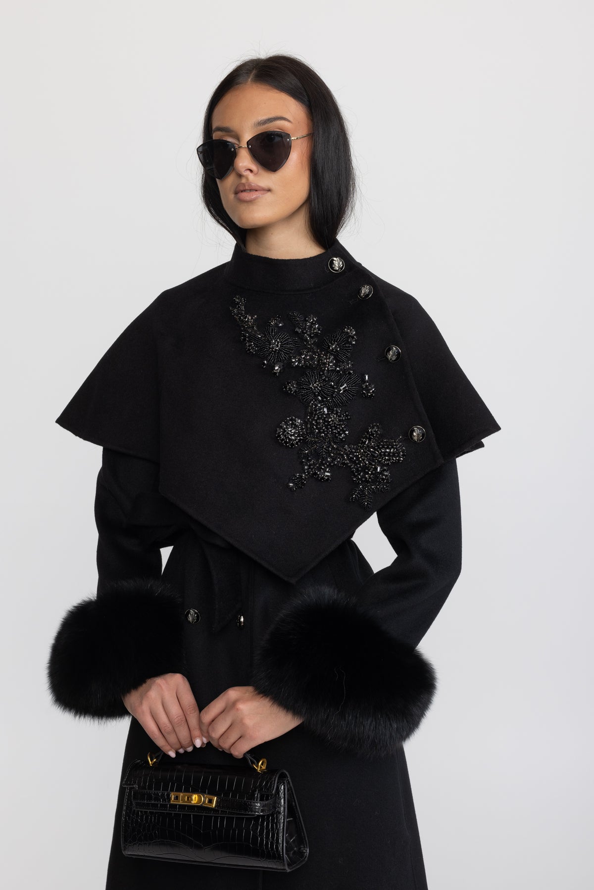 Cappotto in lana con mantellina ricamata e polsini in pelliccia di volpe - Nero 