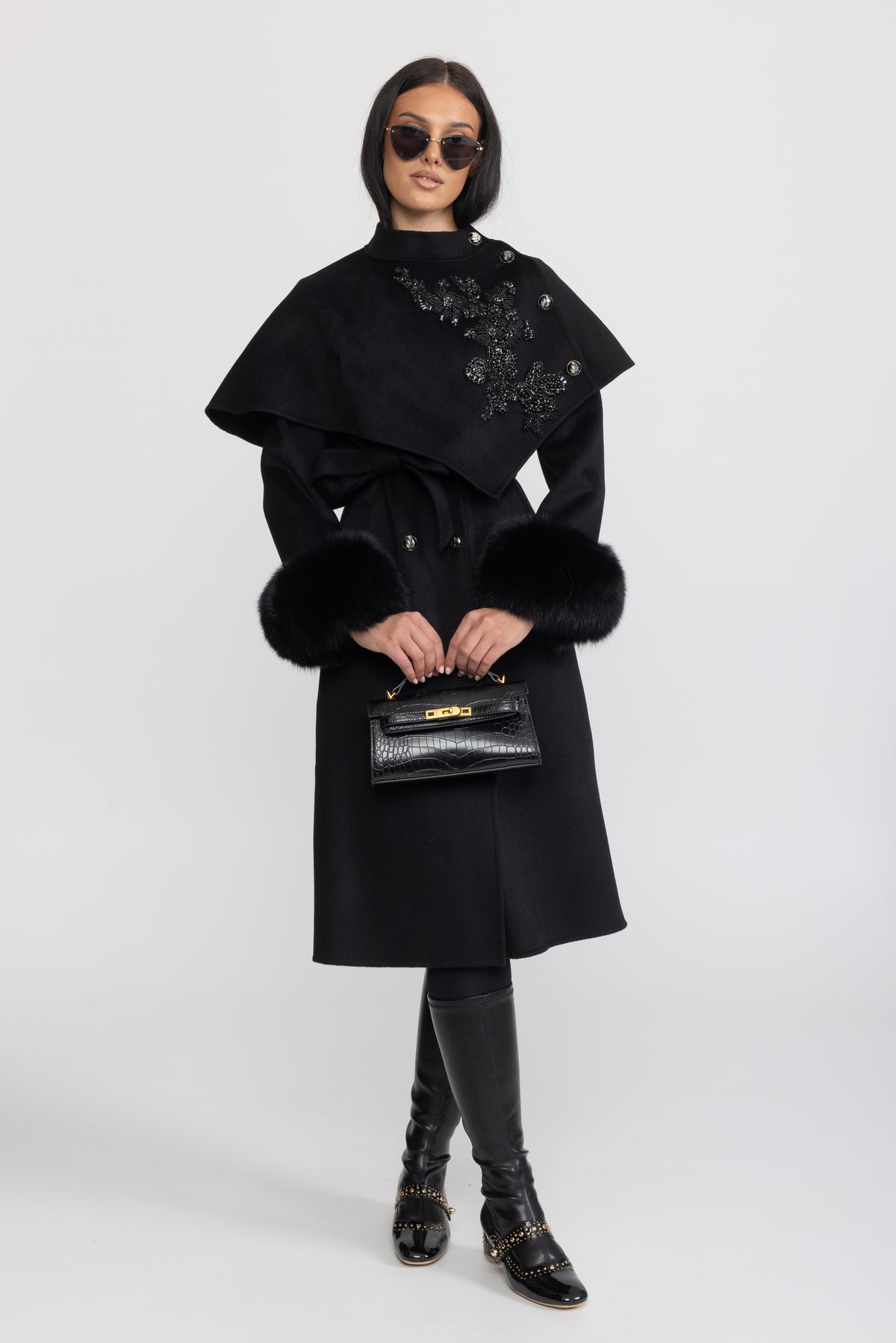 Cappotto in lana con mantellina ricamata e polsini in pelliccia di volpe - Nero 