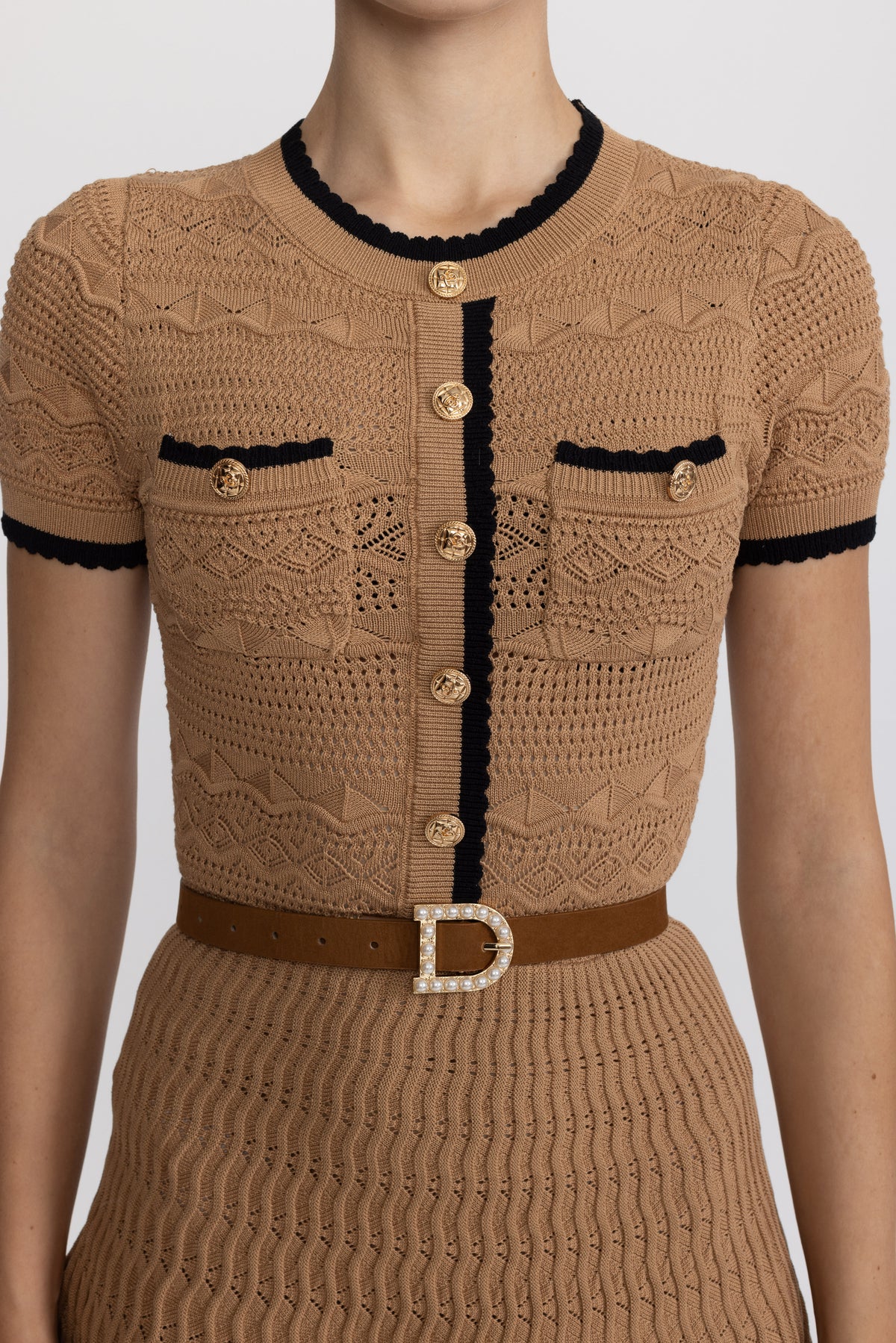 Mini abito in maglia pointelle con cintura e finiture a contrasto - Cammello 