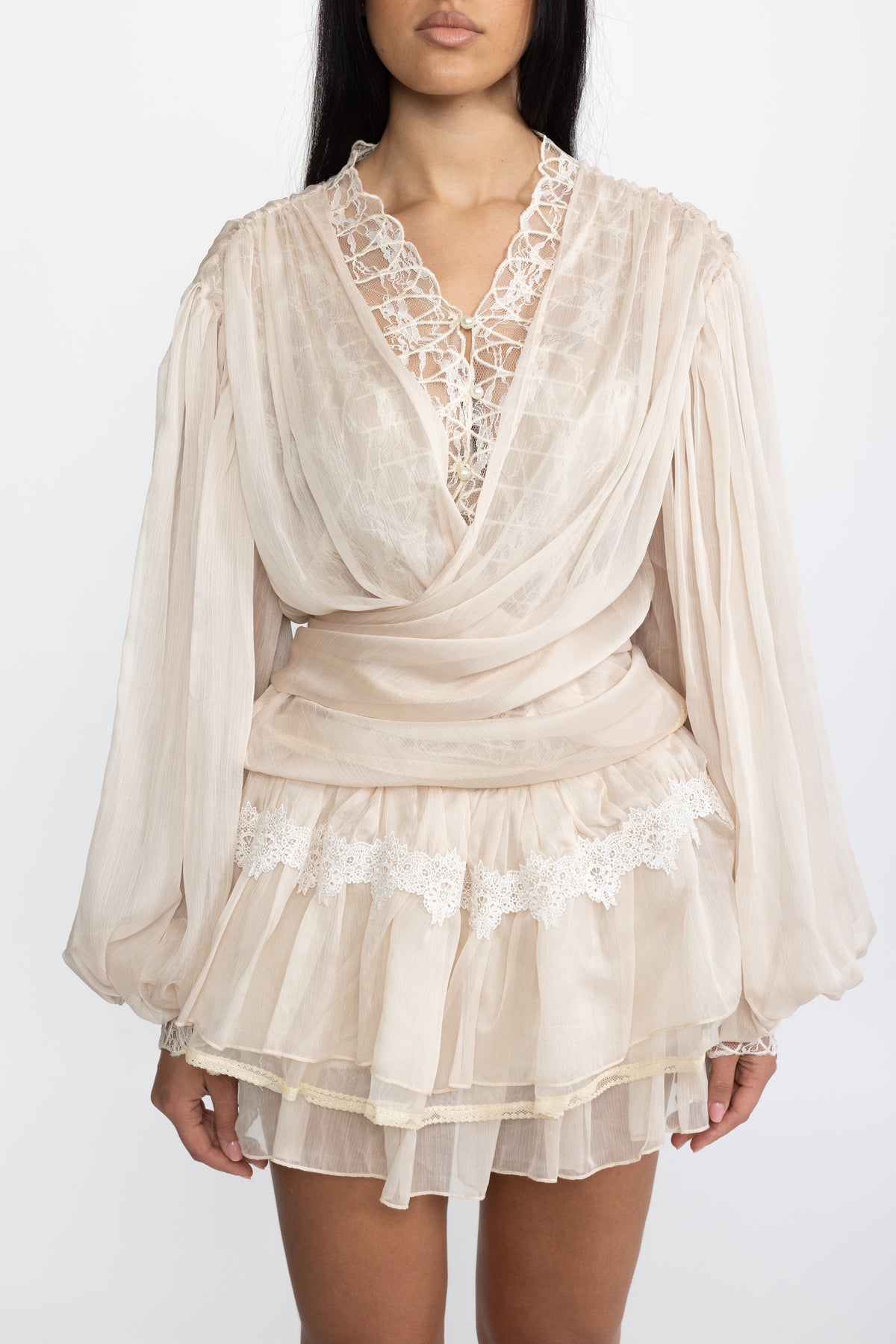 Co-ord set con blusa a portafoglio in chiffon con inserto in pizzo e minigonna con ruches - Beige 
