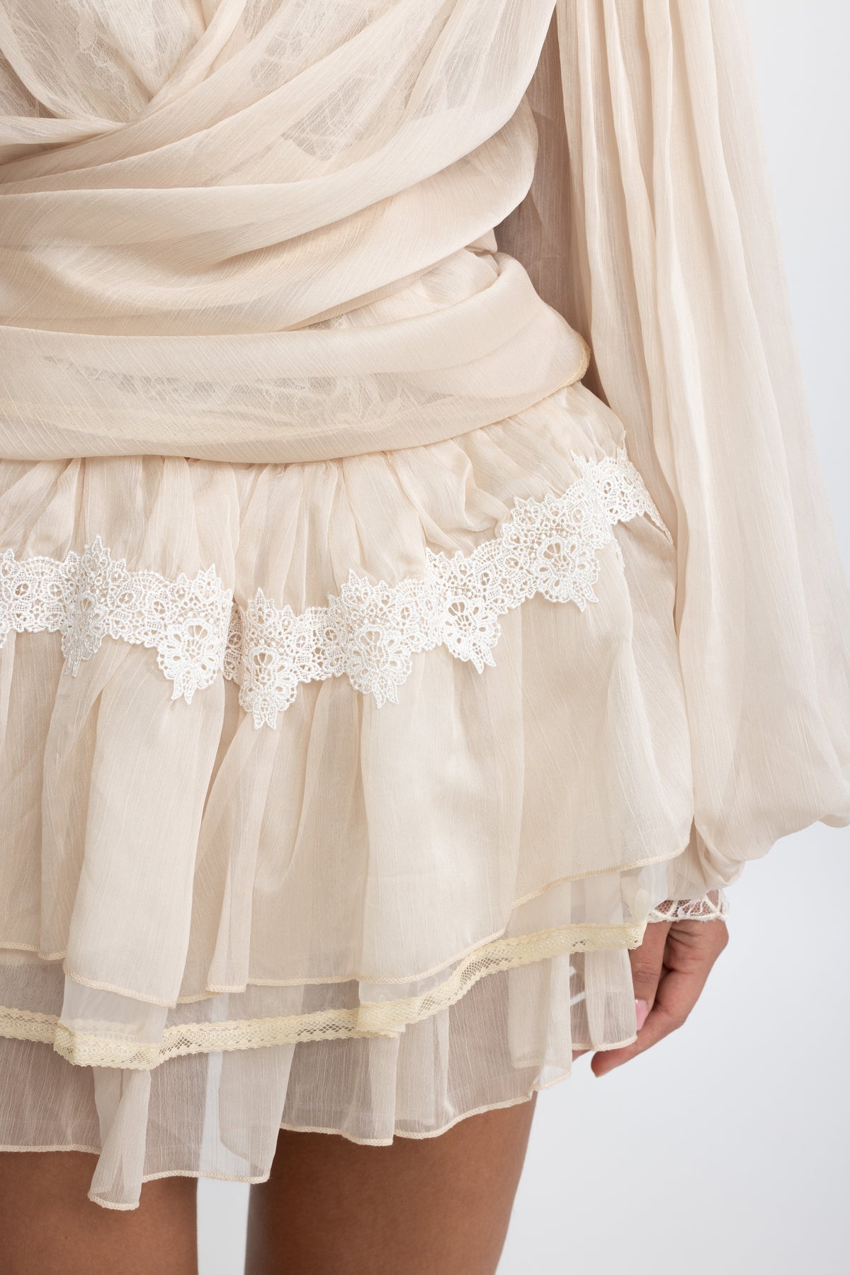 Co-ord set con blusa a portafoglio in chiffon con inserto in pizzo e minigonna con ruches - Beige 