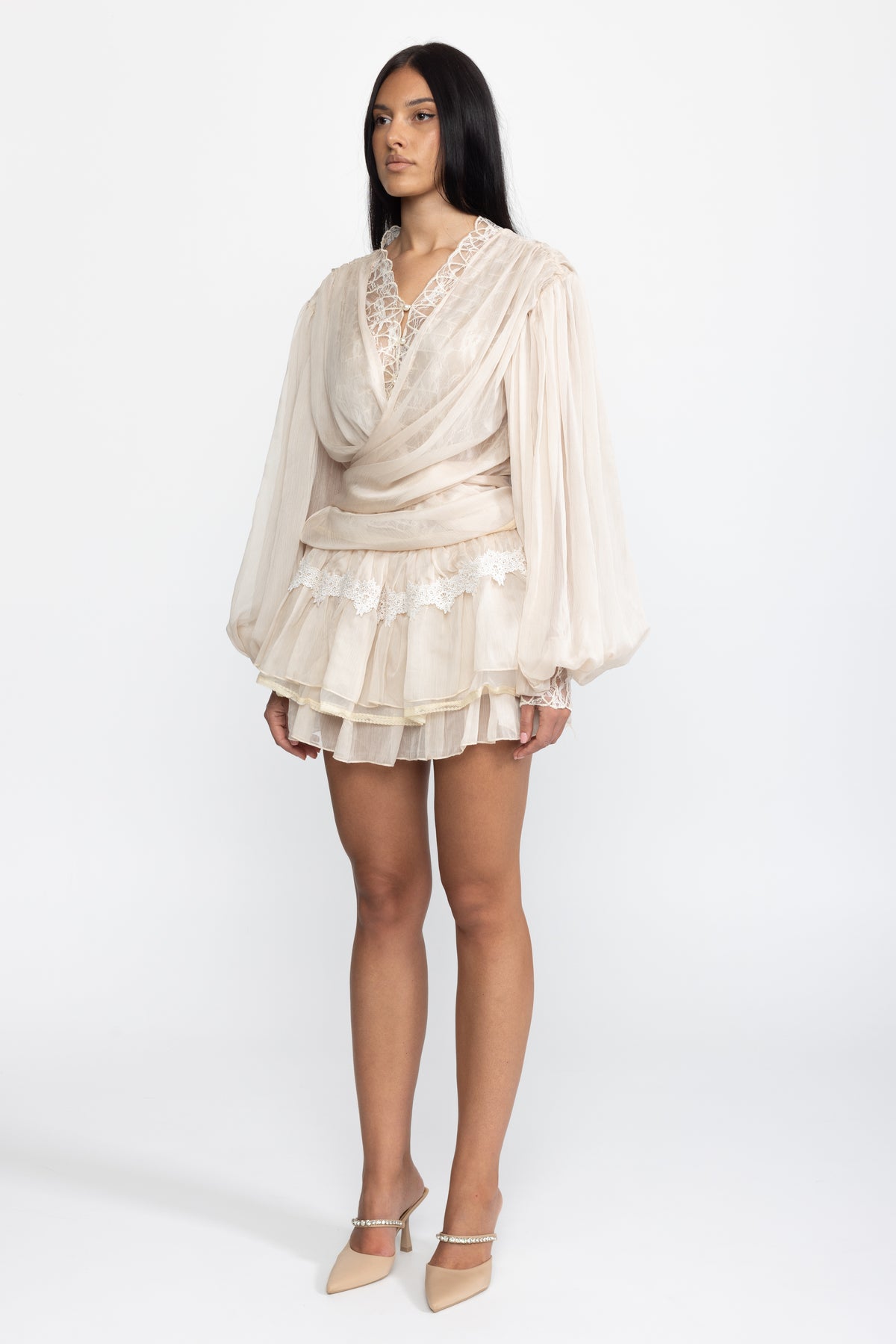 Co-ord set con blusa a portafoglio in chiffon con inserto in pizzo e minigonna con ruches - Beige 