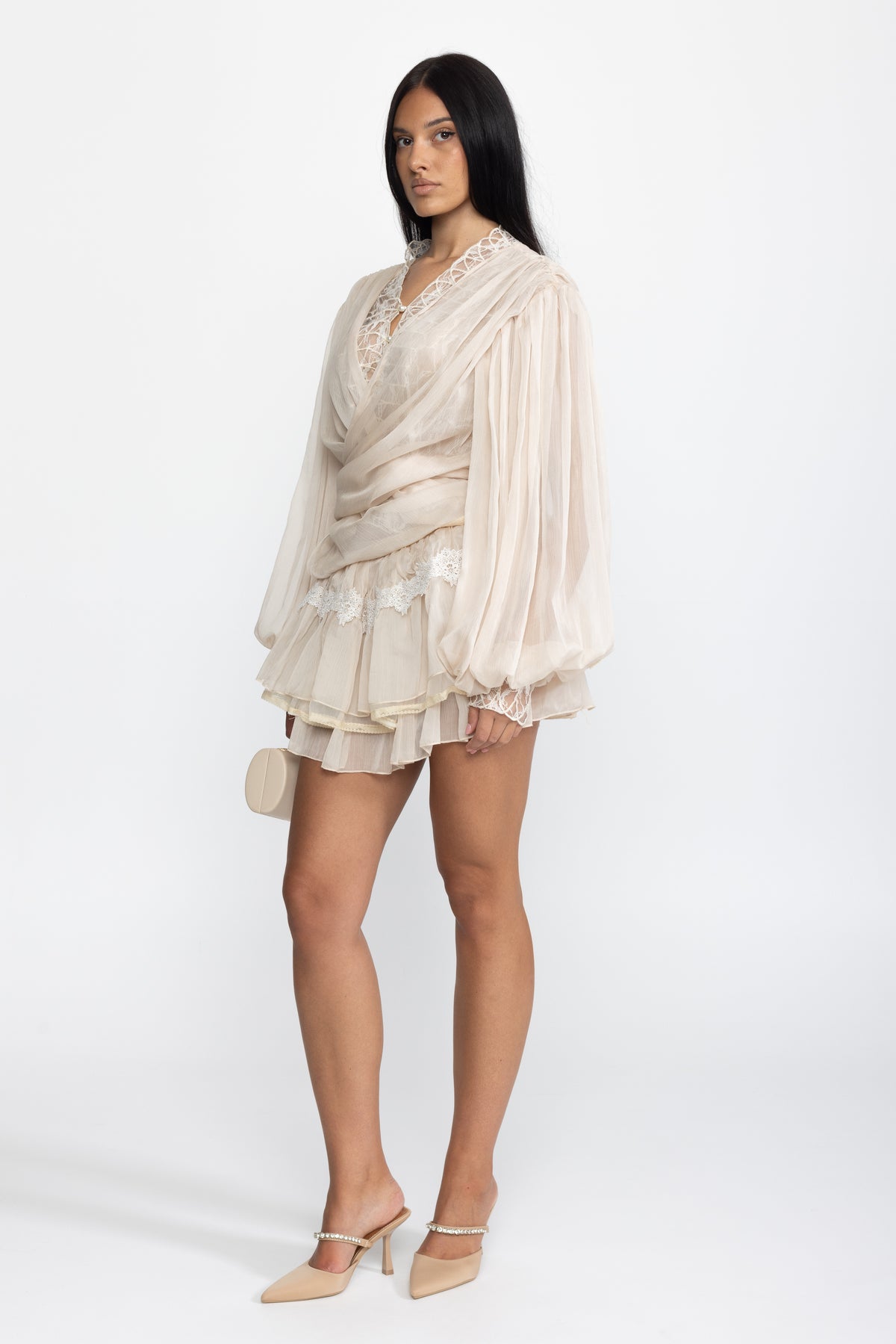 Co-ord set con blusa a portafoglio in chiffon con inserto in pizzo e minigonna con ruches - Beige 