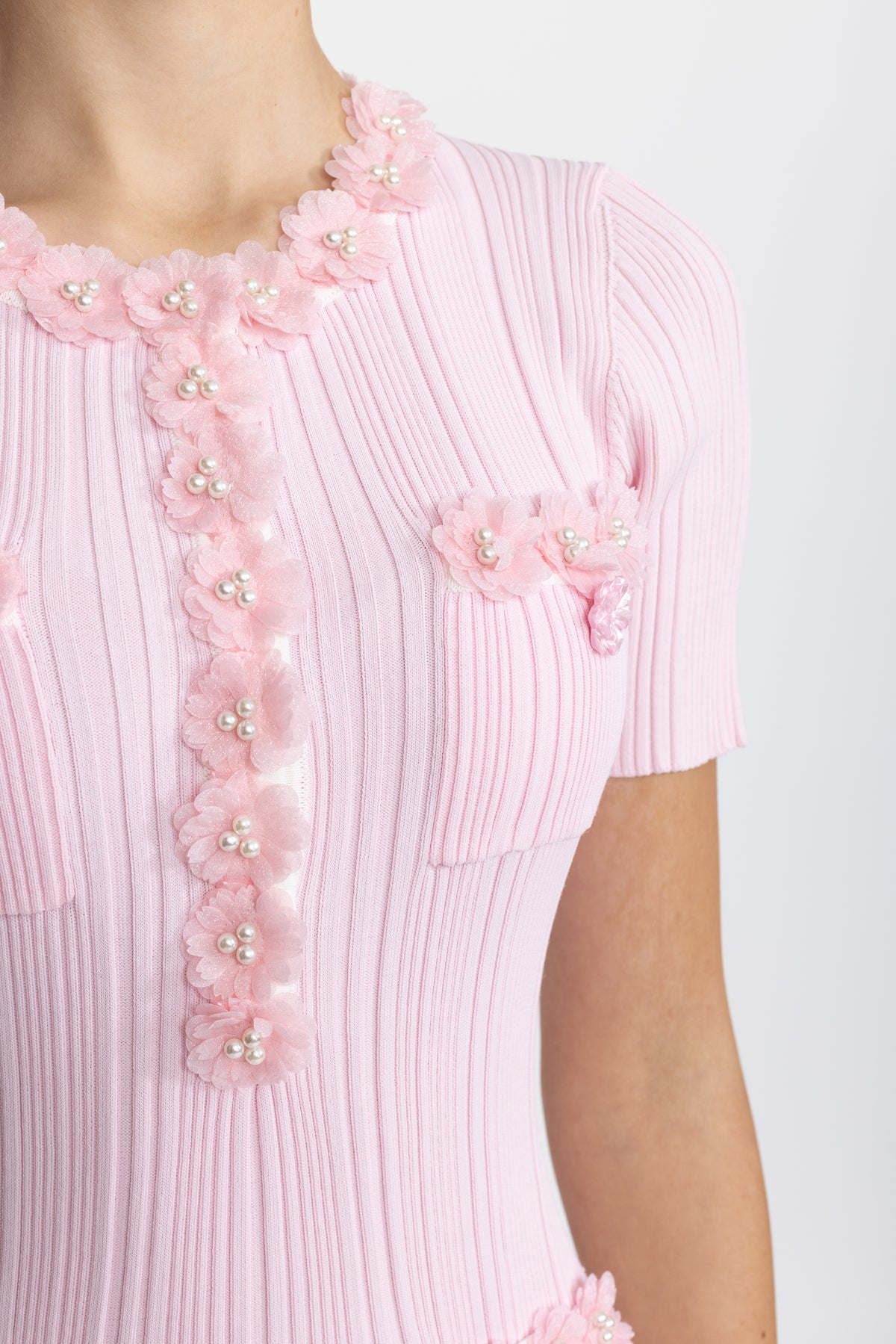 Abito midi in maglia a coste con applicazione floreale - Rosa 