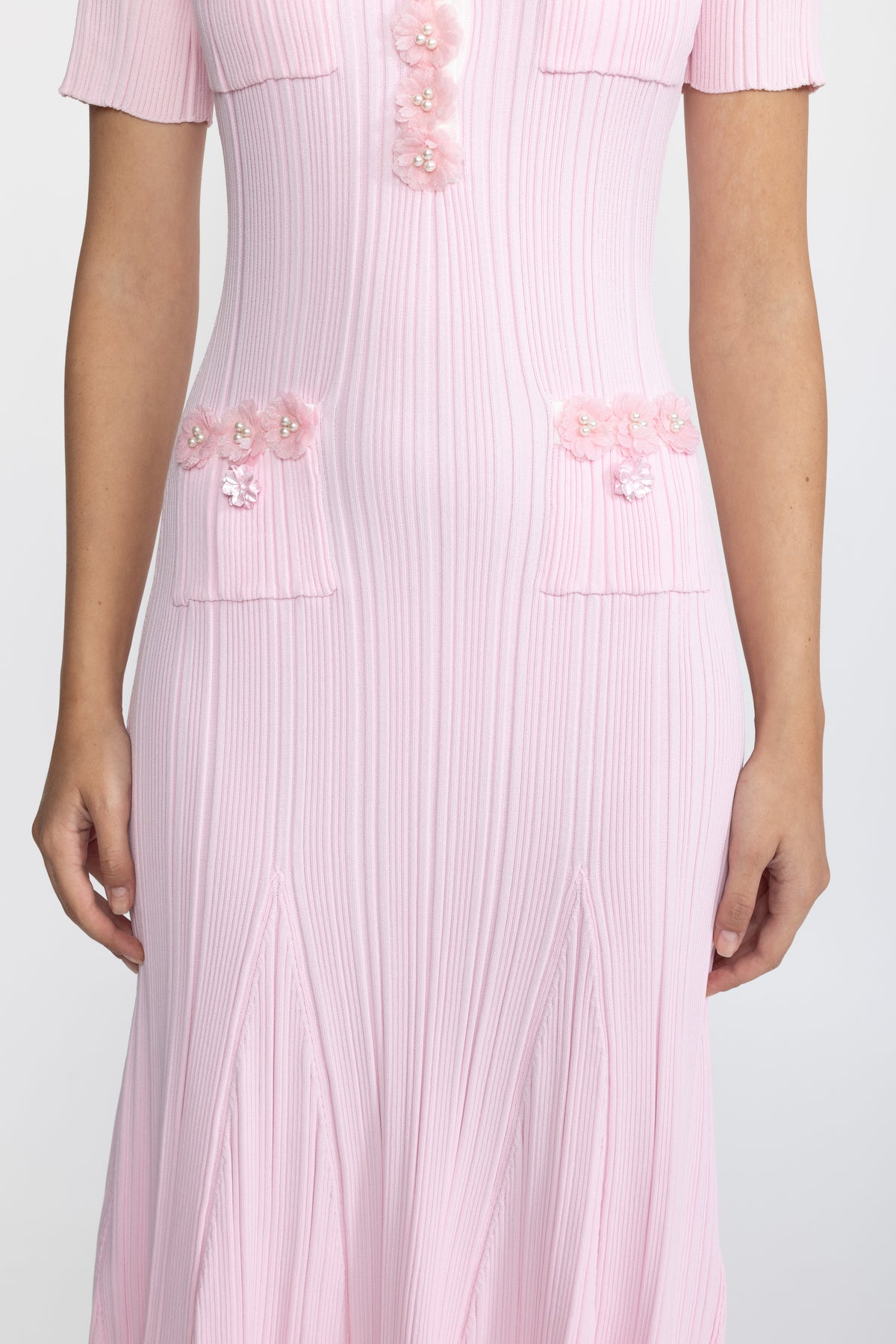 Abito midi in maglia a coste con applicazione floreale - Rosa 