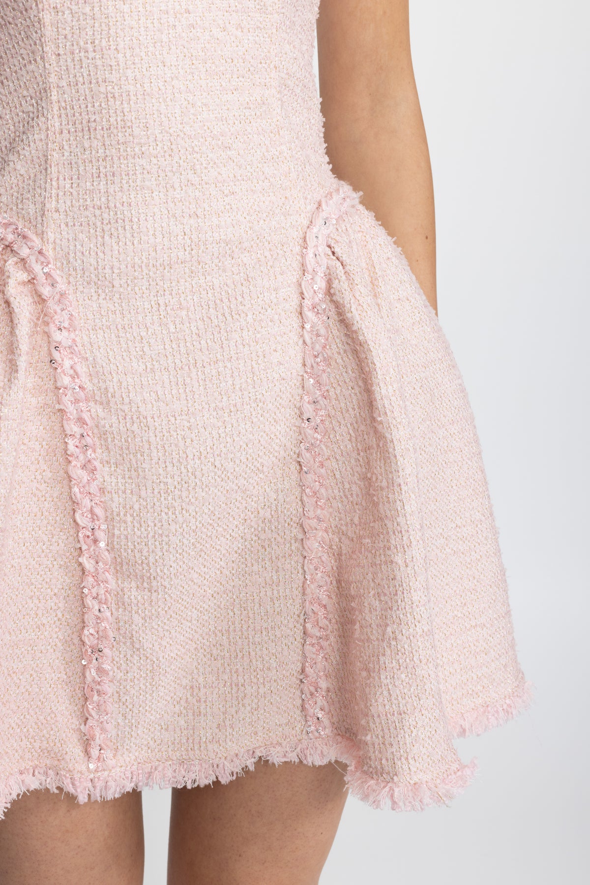 Mini abito strutturato in tweed con finiture sfrangiate - Rosa 