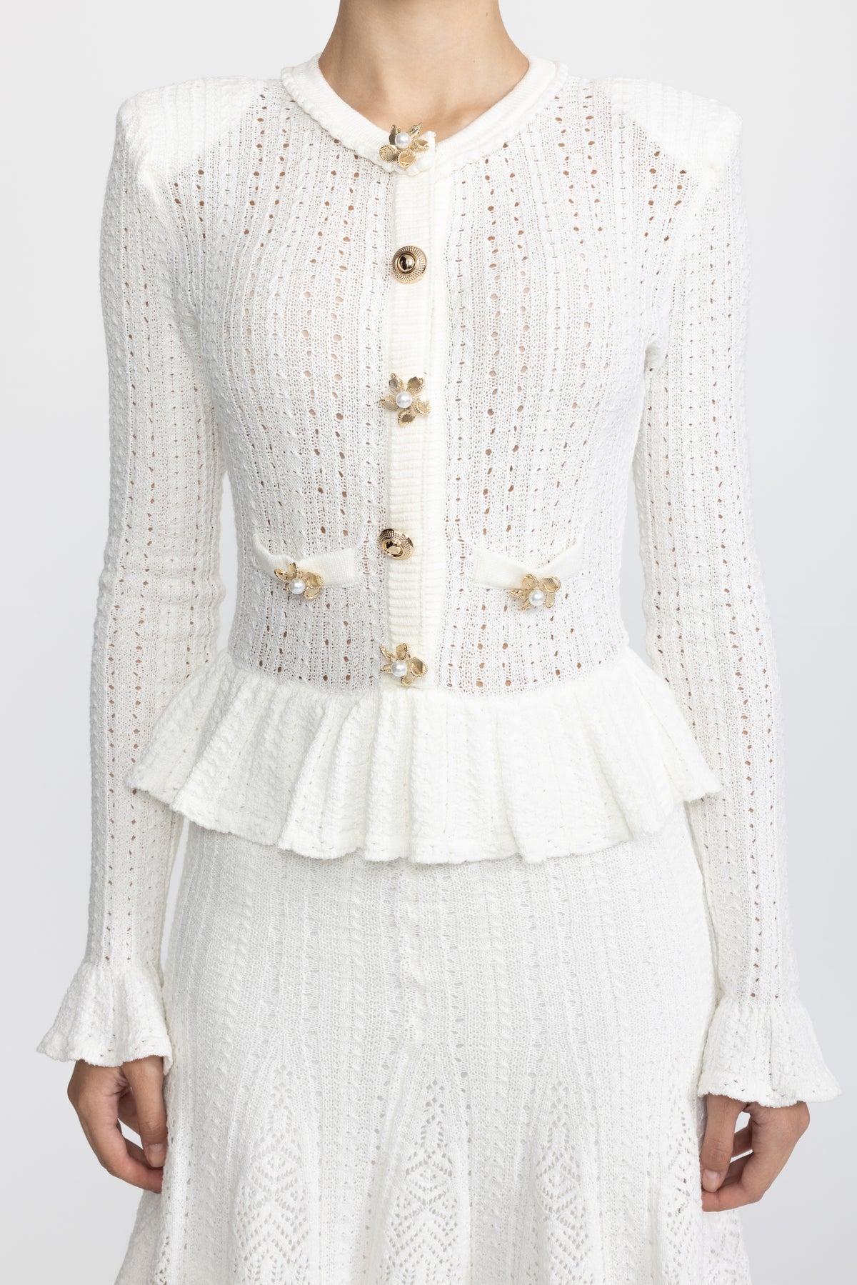 Mini abito in maglia pointelle con peplo e bottoni gioiello a fiore effetto perla - Bianco 