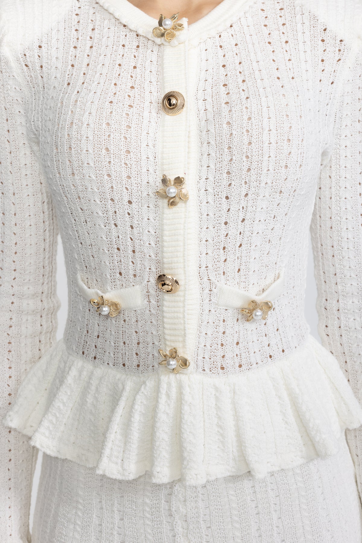 Mini abito in maglia pointelle con peplo e bottoni gioiello a fiore effetto perla - Bianco 