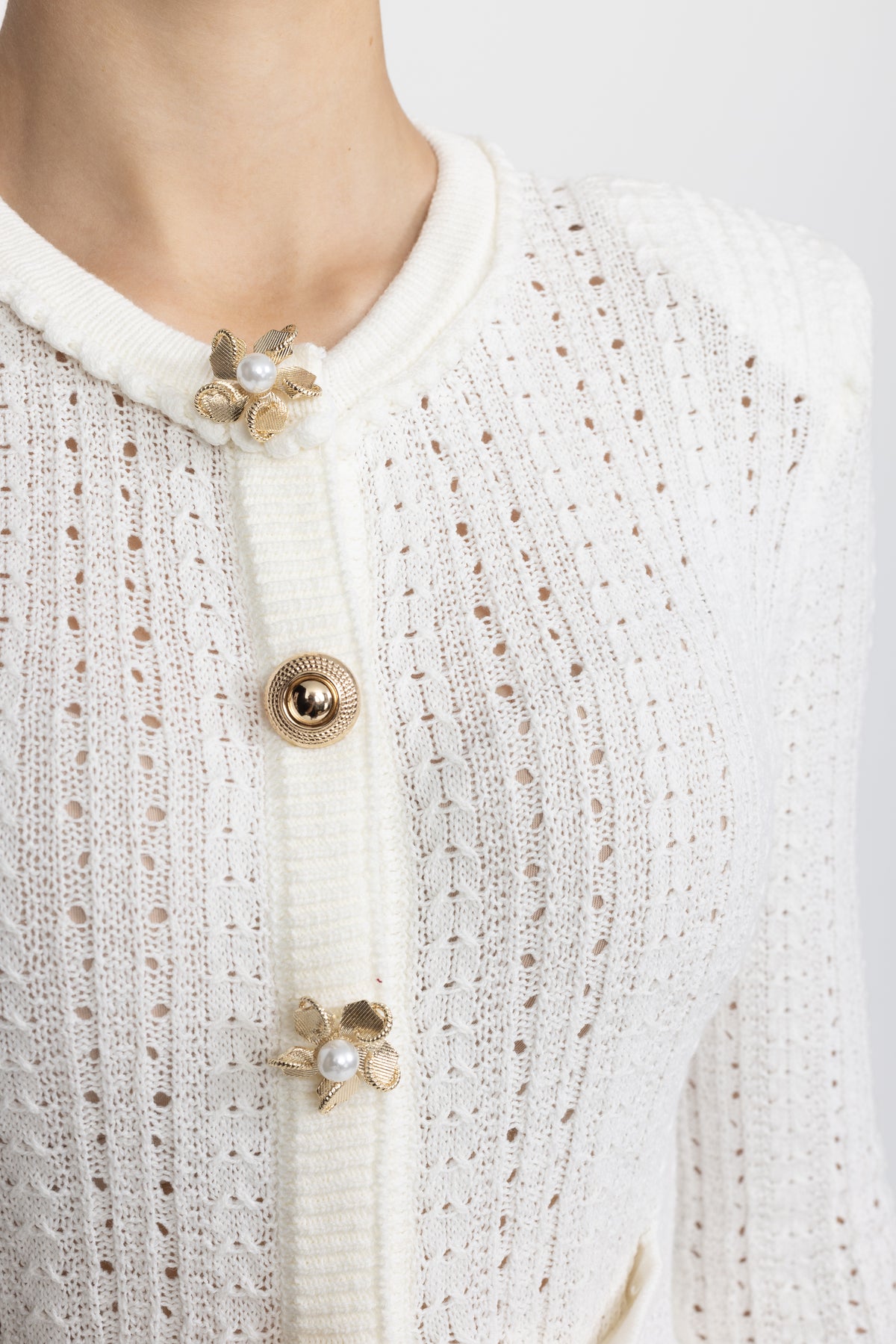 Mini abito in maglia pointelle con peplo e bottoni gioiello a fiore effetto perla - Bianco 
