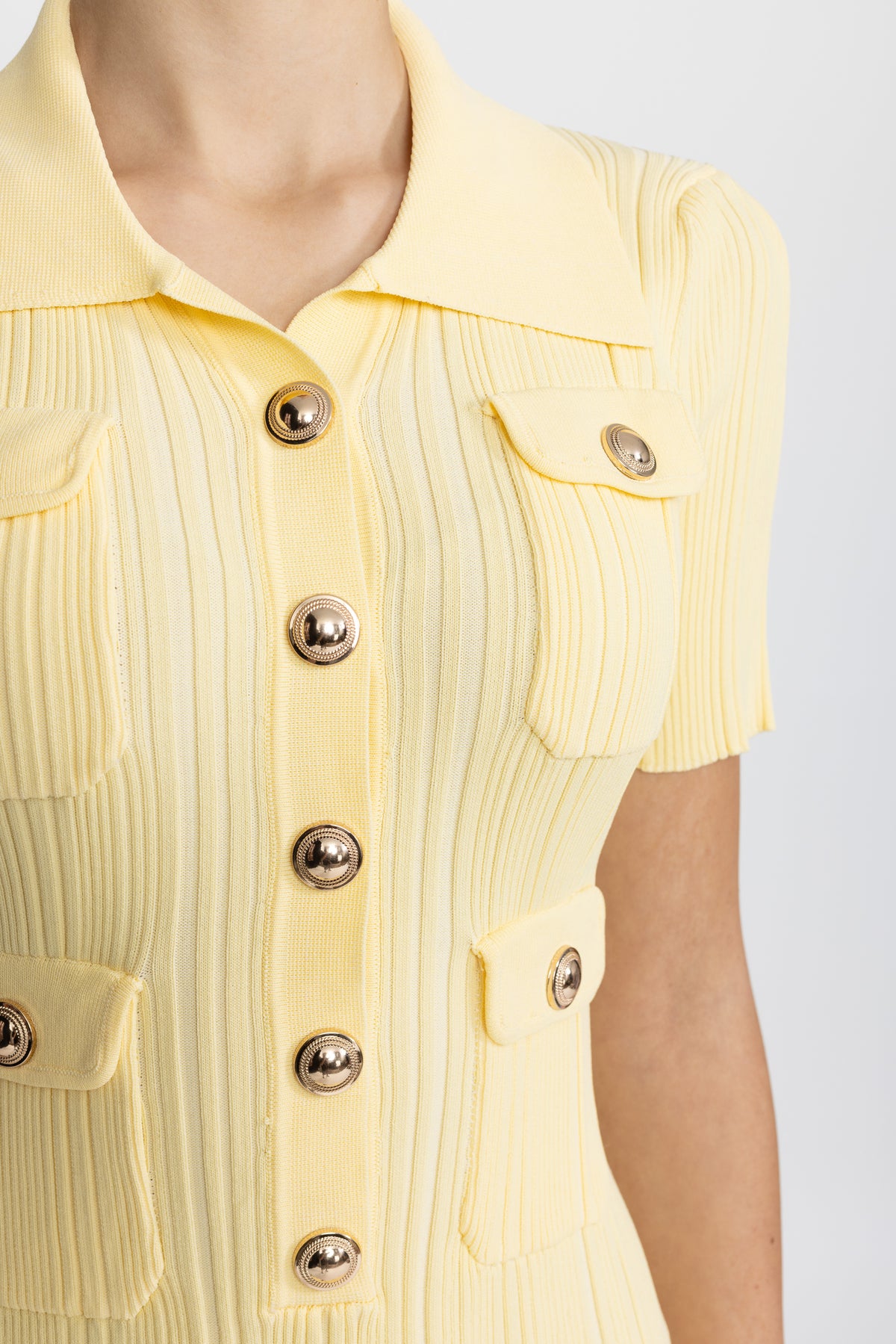 Mini abito in maglia a coste con colletto polo e bottoni dorati - Giallo 