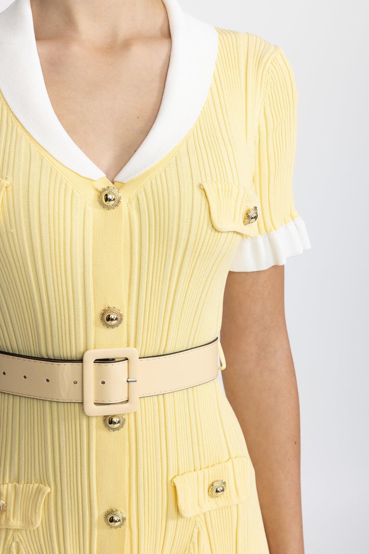 Abito mini in maglia a coste con colletto a contrasto e cintura - Giallo 