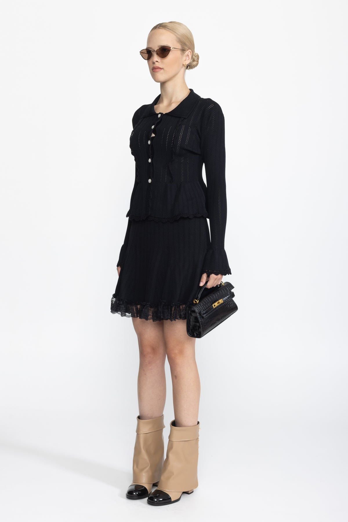 Completo coordinato con cardigan peplo in maglia pointelle e gonna con orlo in pizzo - Nero 