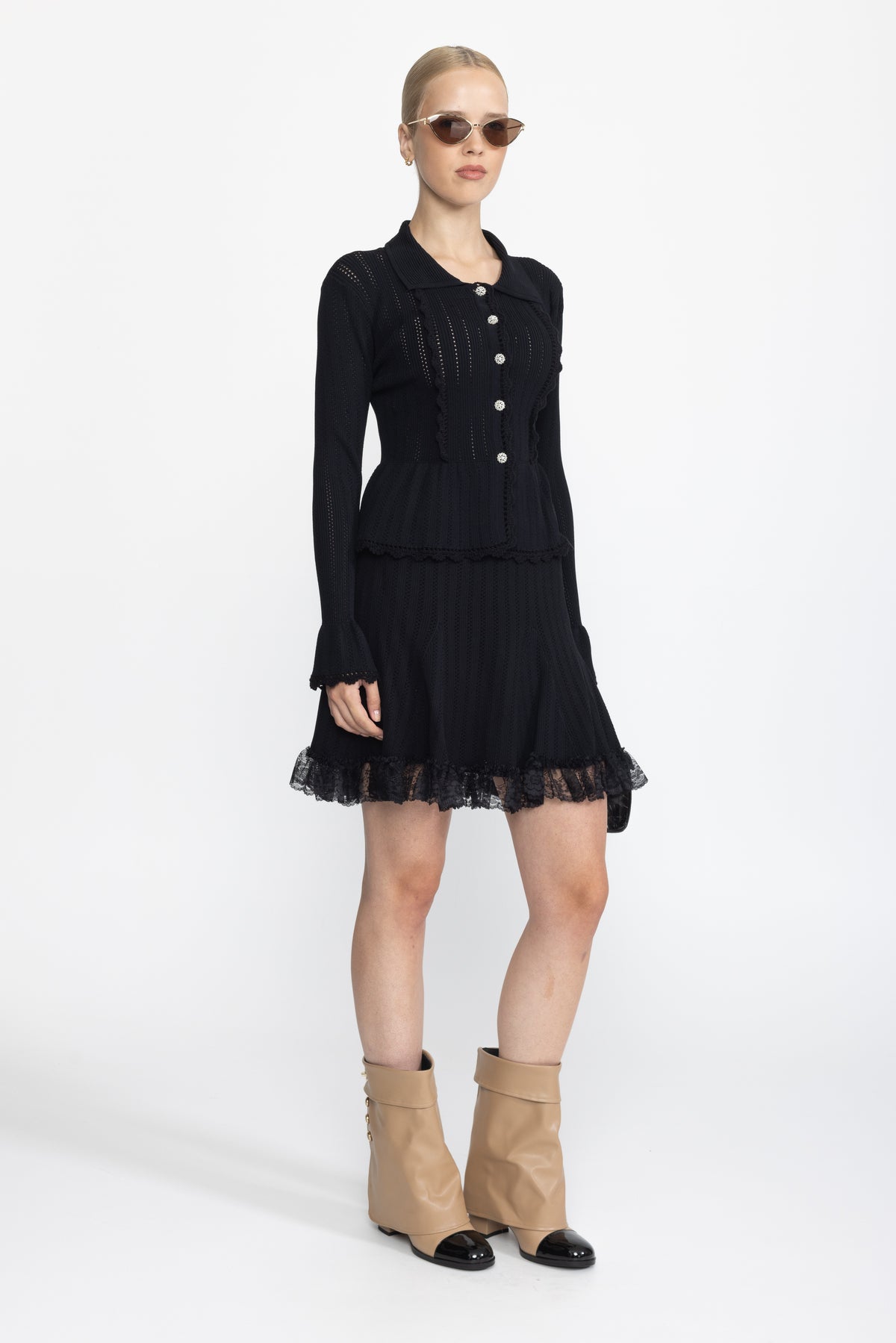 Completo coordinato con cardigan peplo in maglia pointelle e gonna con orlo in pizzo - Nero 