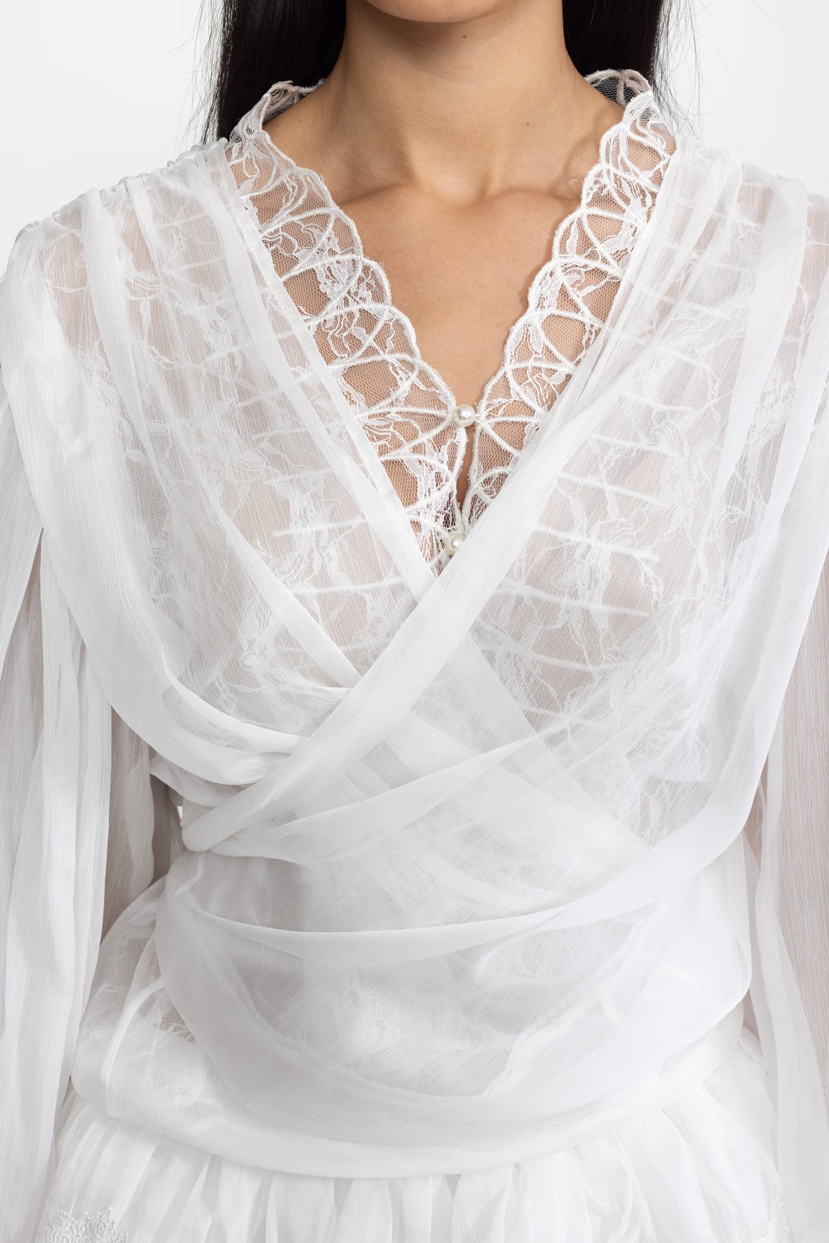 Completo coordinato con blusa a portafoglio in chiffon con inserto in pizzo e minigonna con volant - Bianco 