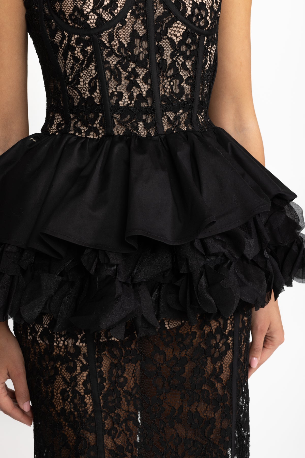 Abito lungo con corsetto in pizzo, volant e peplo - Nero 
