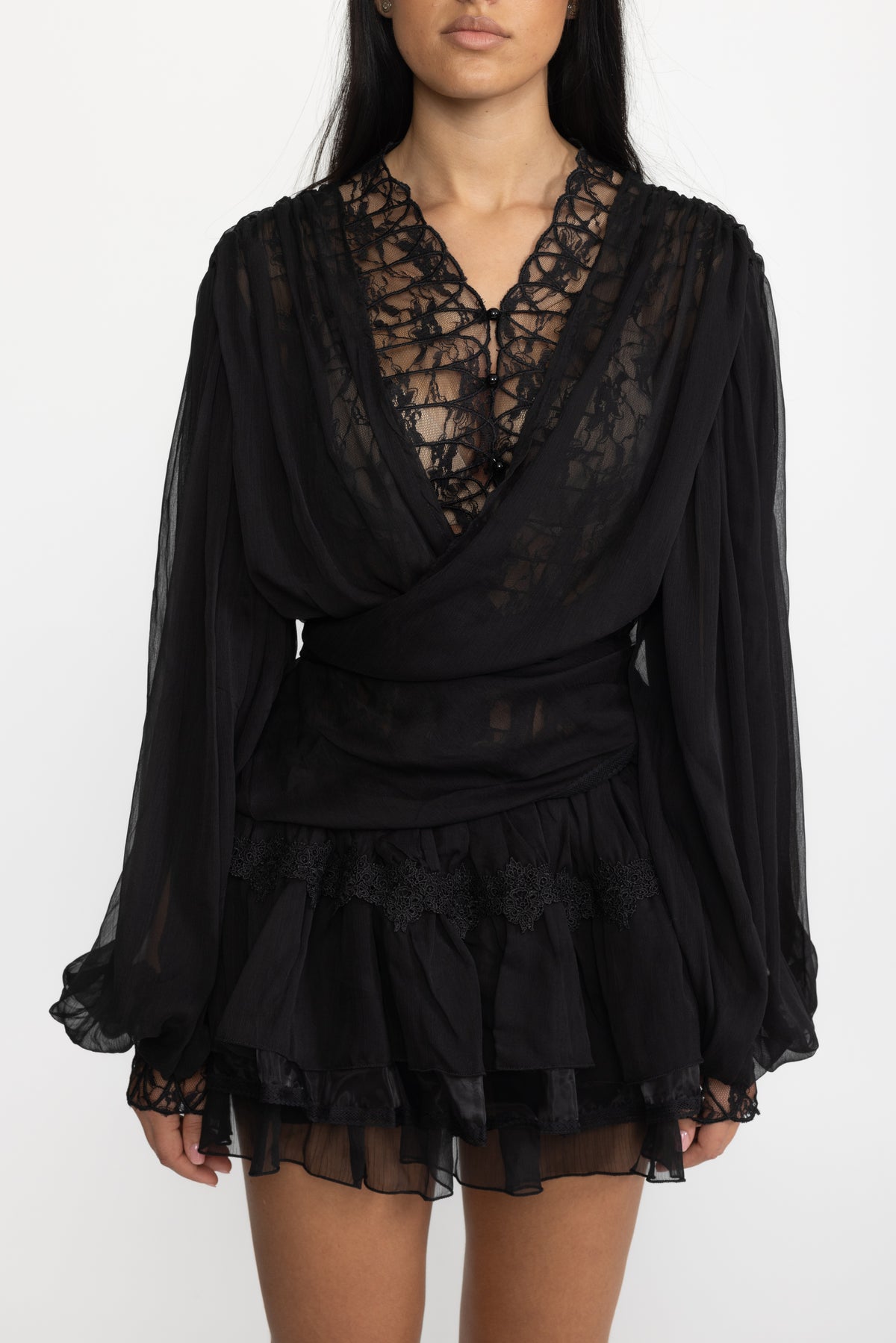 Completo coordinato con blusa a portafoglio in chiffon con inserti in pizzo e minigonna con ruches - Nero 