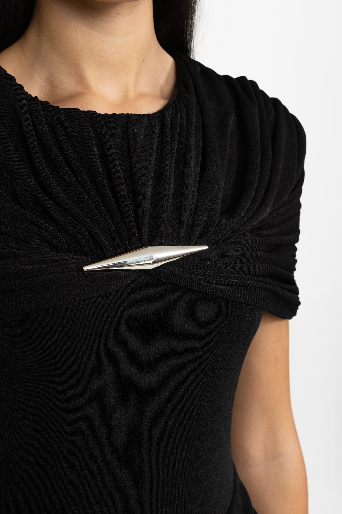 Mini abito nero con drappeggio effetto cape e ruches 