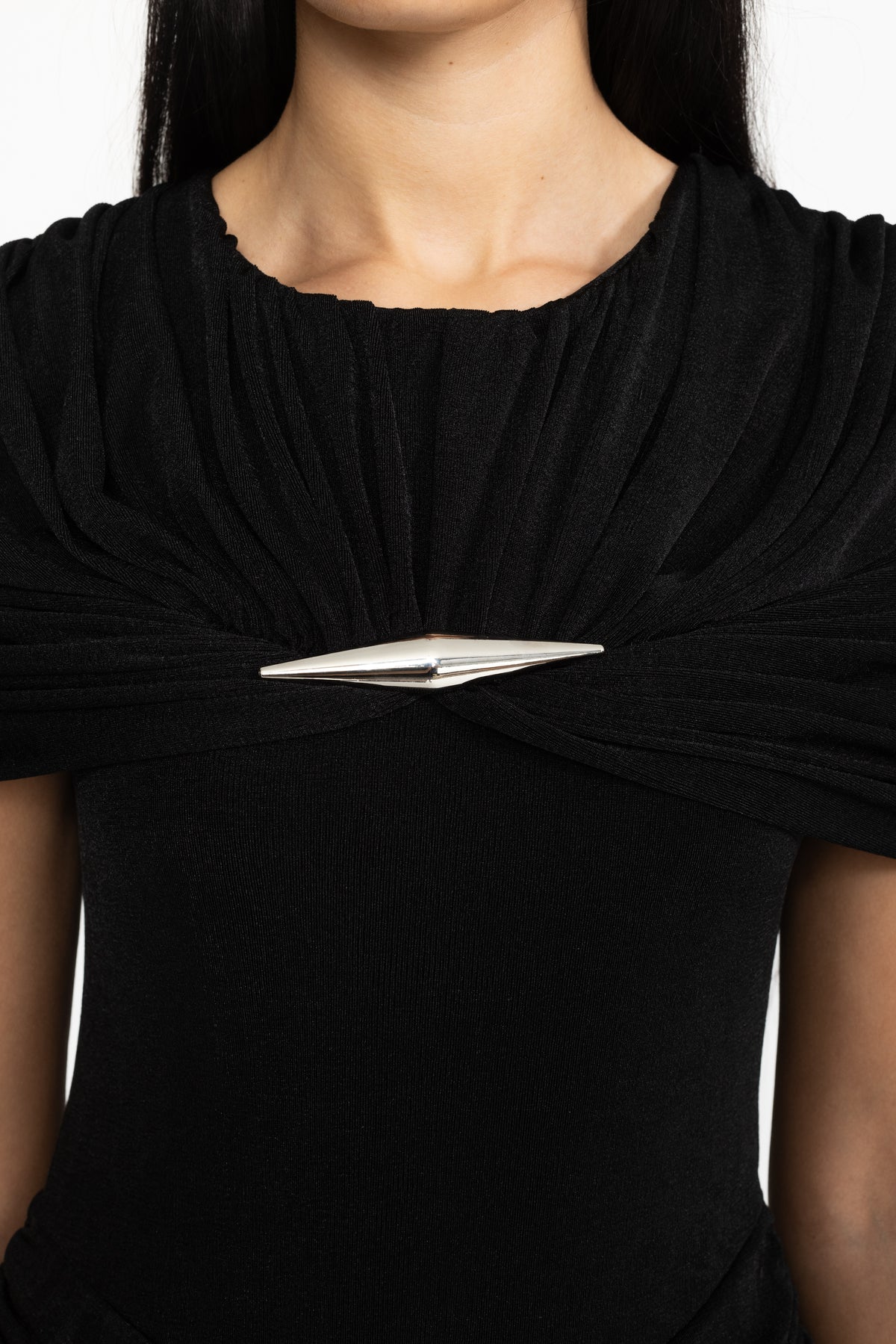 Mini abito nero con drappeggio effetto cape e ruches 