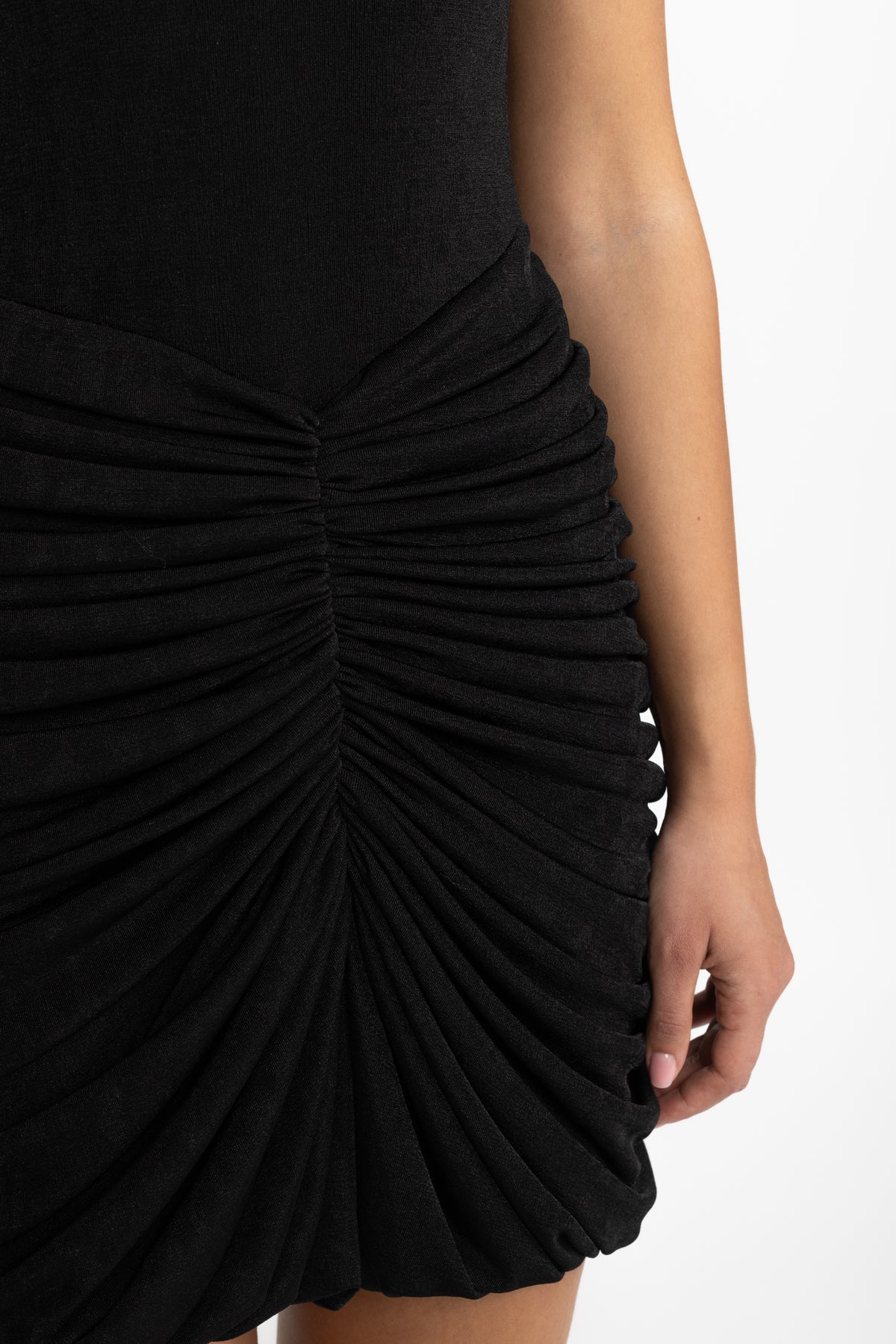 Mini abito nero con drappeggio effetto cape e ruches 