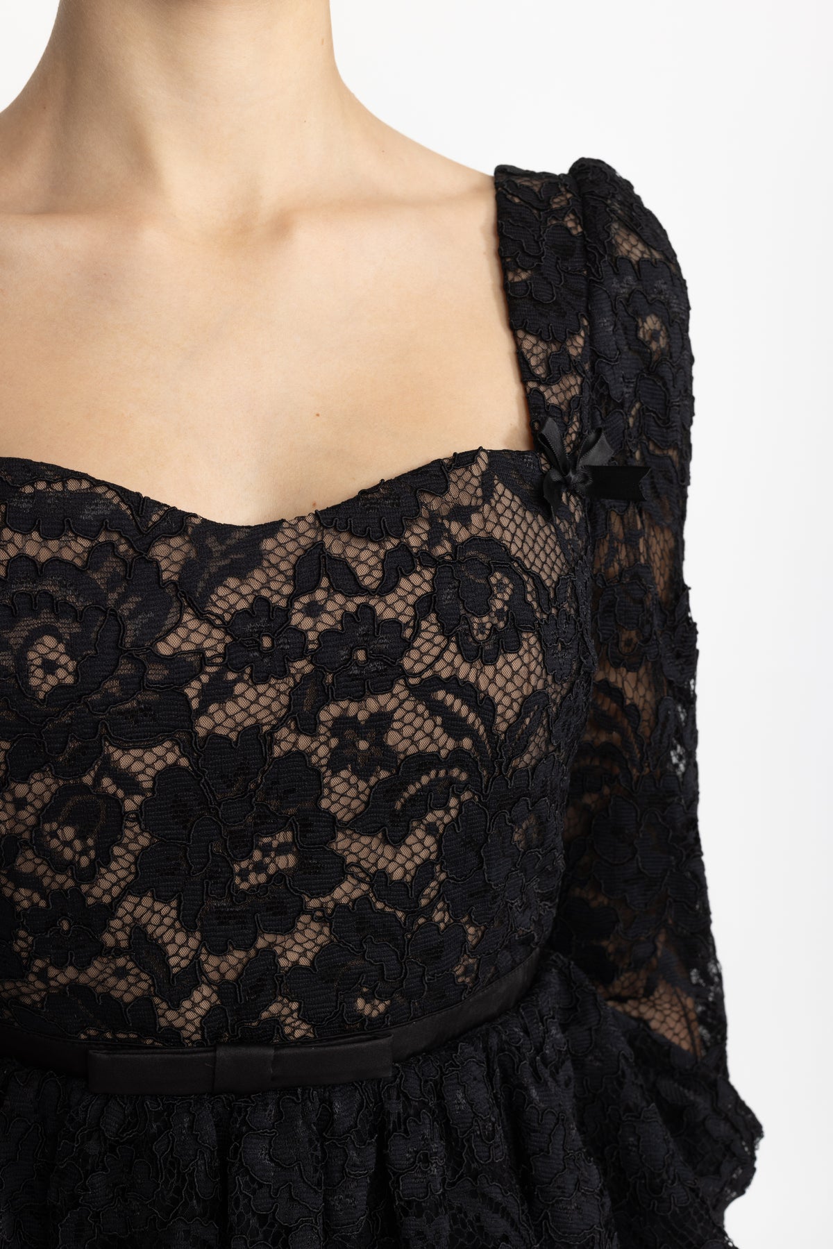 Abito midi peplum con scollo a cuore in pizzo e maniche a sbuffo - Nero 