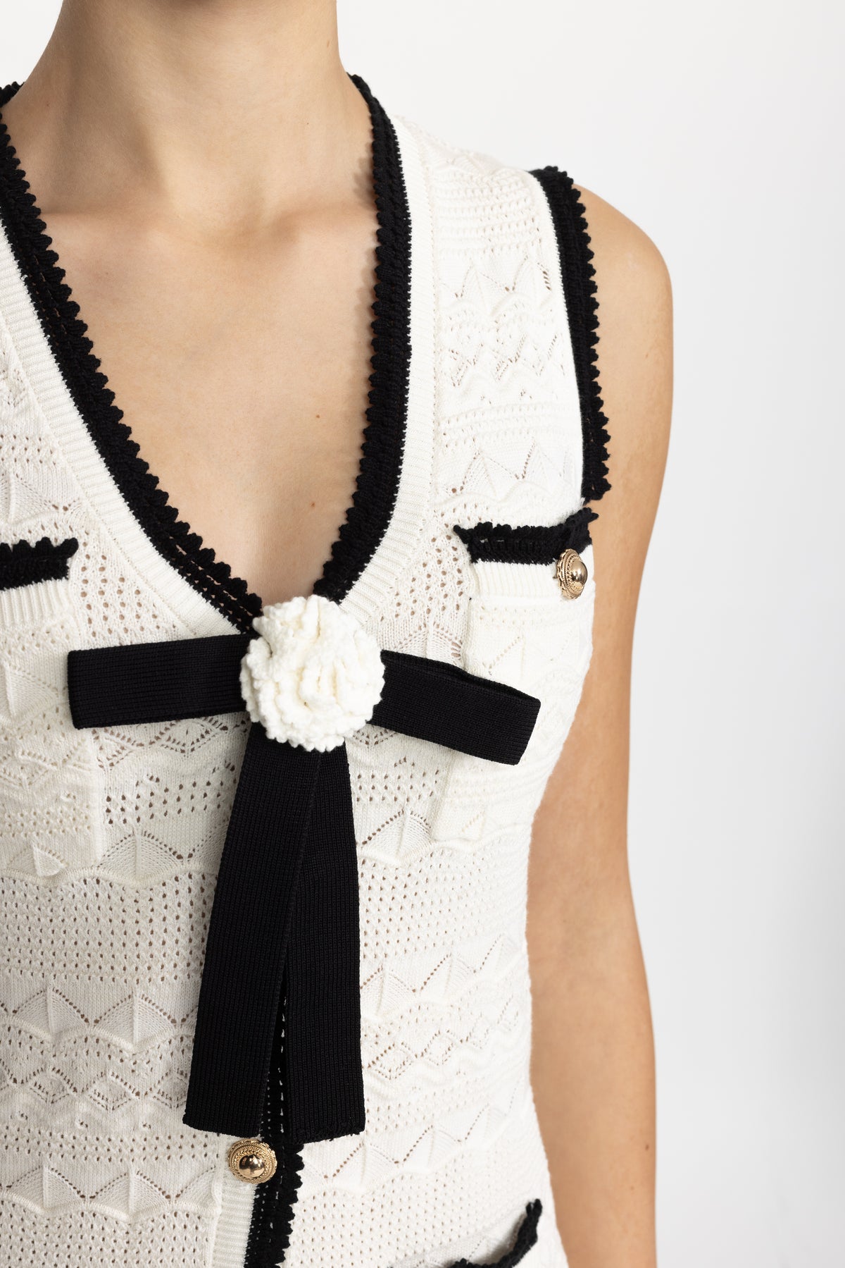 Mini abito bianco senza maniche in maglia crochet con dettaglio fiocco 