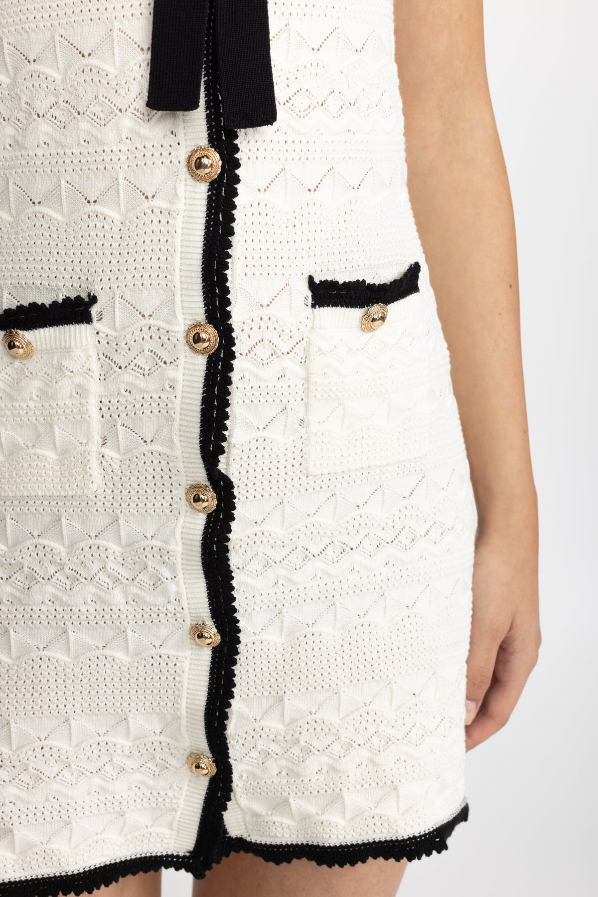Mini abito bianco senza maniche in maglia crochet con dettaglio fiocco 