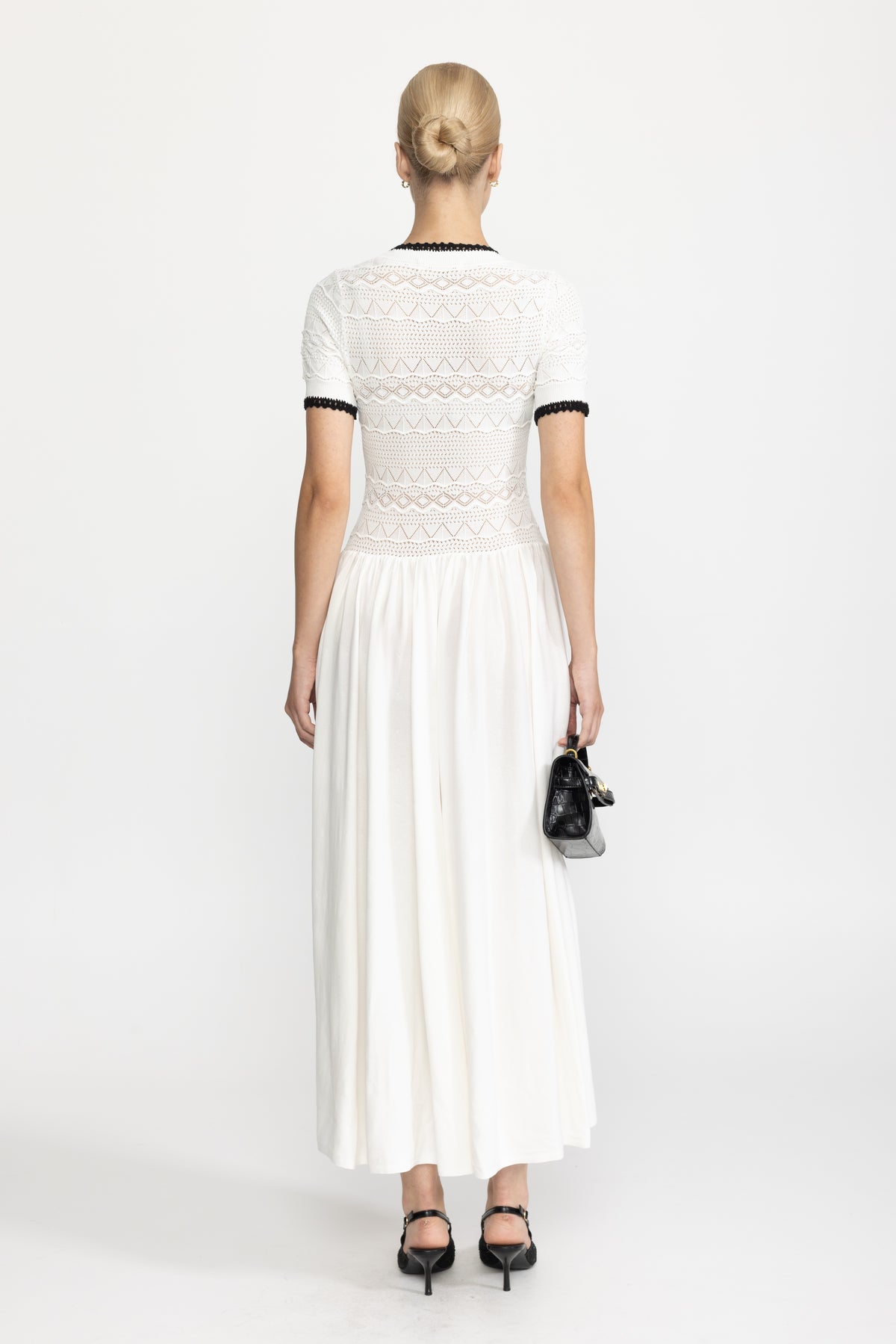 Abito maxi bianco con corpetto in maglia pointelle e cintura 