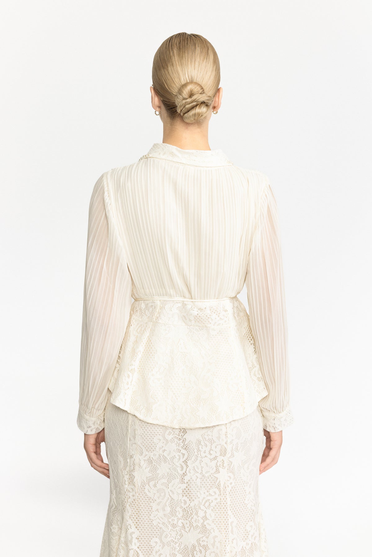 Completo coordinato con blusa in chiffon plissé e gonna a sirena in pizzo - Ivoire 
